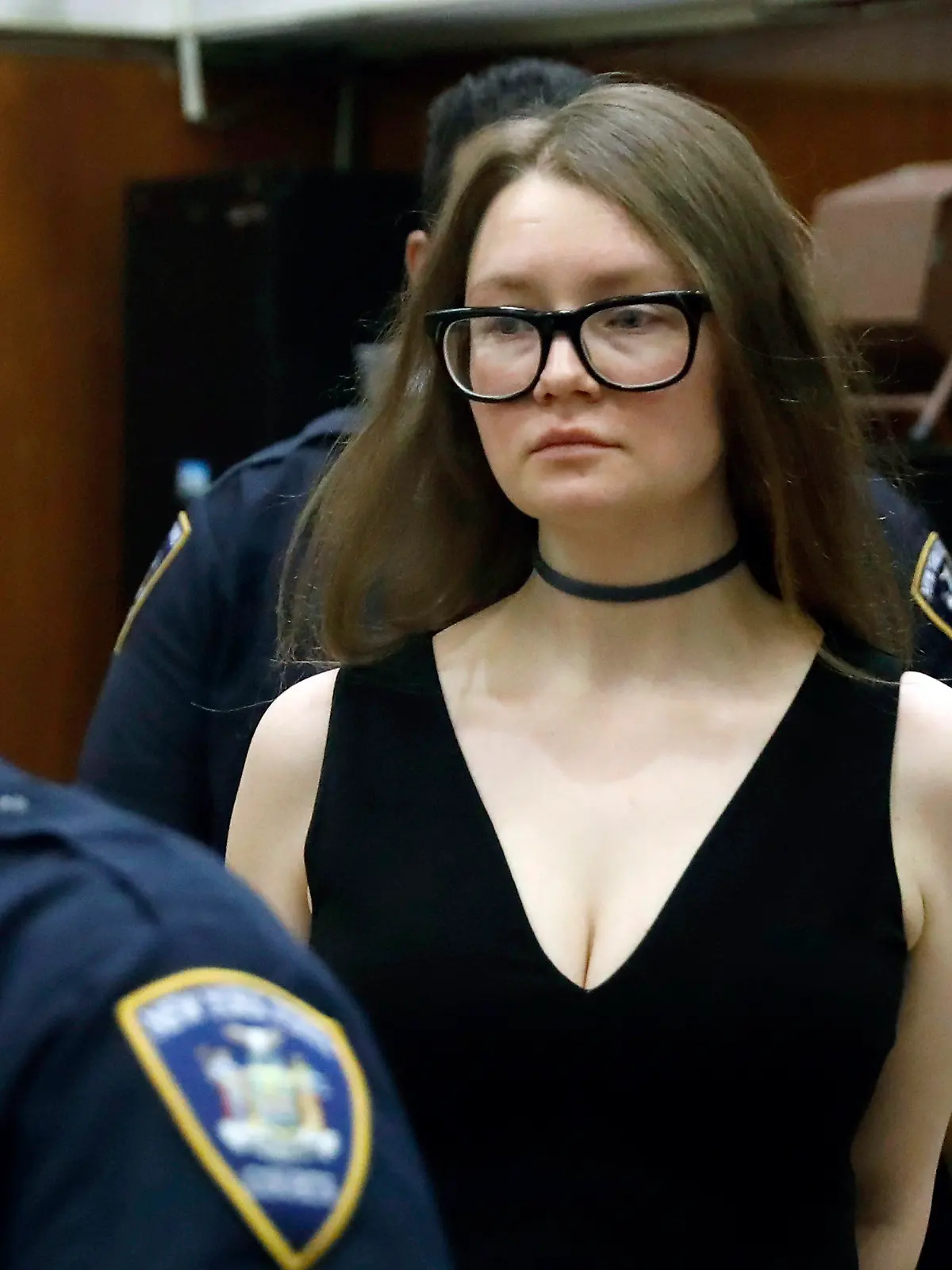 27.03.2019, USA, New York: Anna Sorokin, mutmaßliche Hochstaplerin aus Deutschland, kommt ins Gericht zu Prozessbeginn. Sorokin, die unter dem Pseudonym Anna Delvey auftrat, soll New Yorker Hotel und Geschäftspartner um Hunderttausende Dollar betrogen haben. Ihr wird mehrfacher schwerer Diebstahl vorgeworfen, im Fall einer Verurteilung droht ihr eine jahrelange Haftstrafe. Foto: Richard Drew/AP/dpa +++ dpa-Bildfunk +++