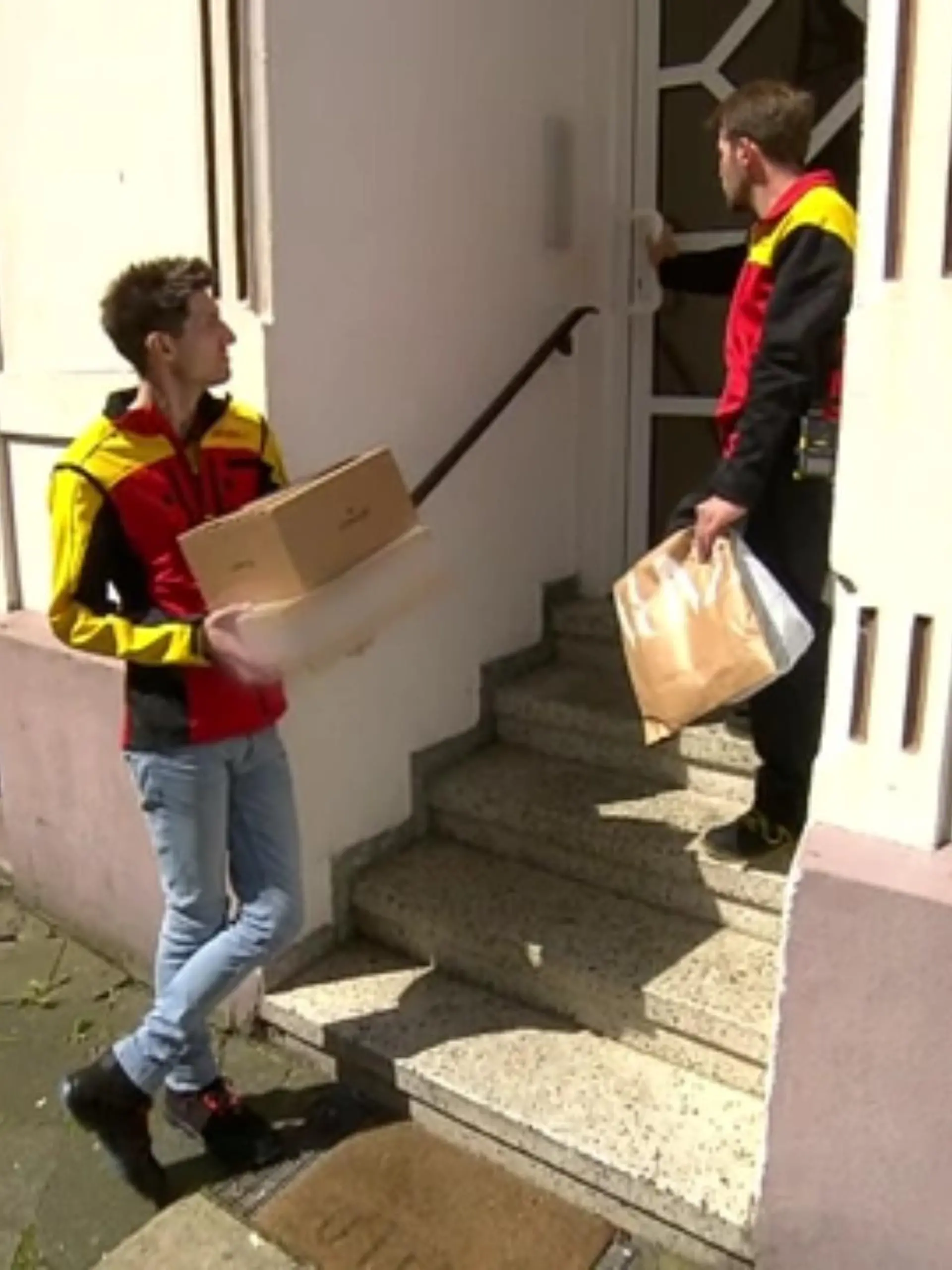 Klamotten, Möbel, Lebensmittel. Vieles davon kaufen wir im Internet. Jeden Tag werden mehr als sechs Millionen Pakete verschickt. Für die Zusteller oft harte Arbeit. RTL WEST Reporter Steffen Schmidt hat einen Tag bei Deutsche Post DHL in Iserlohn angepackt und ausgeliefert.