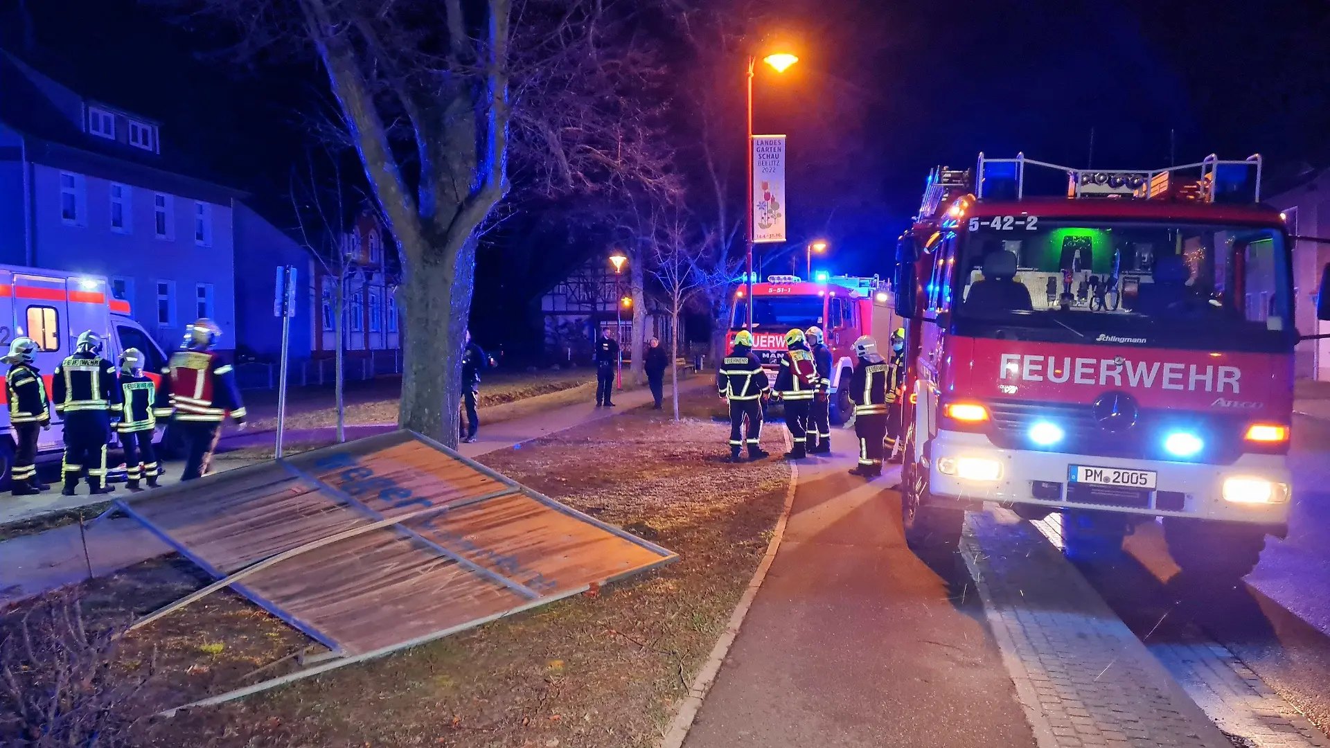 29.01.2022, Beelitz: Feuerwehrleute stehen am Einsatzort, nachdem Sturmtief "Nadia" über die Region gegangen ist. In der Nacht von Samstagabend auf Sonntagmorgen zog das Sturmtief «Nadia» über Brandenburg und Berlin. Foto: Julian Stähle/dpa-Zentralbild/dpa +++ dpa-Bildfunk +++