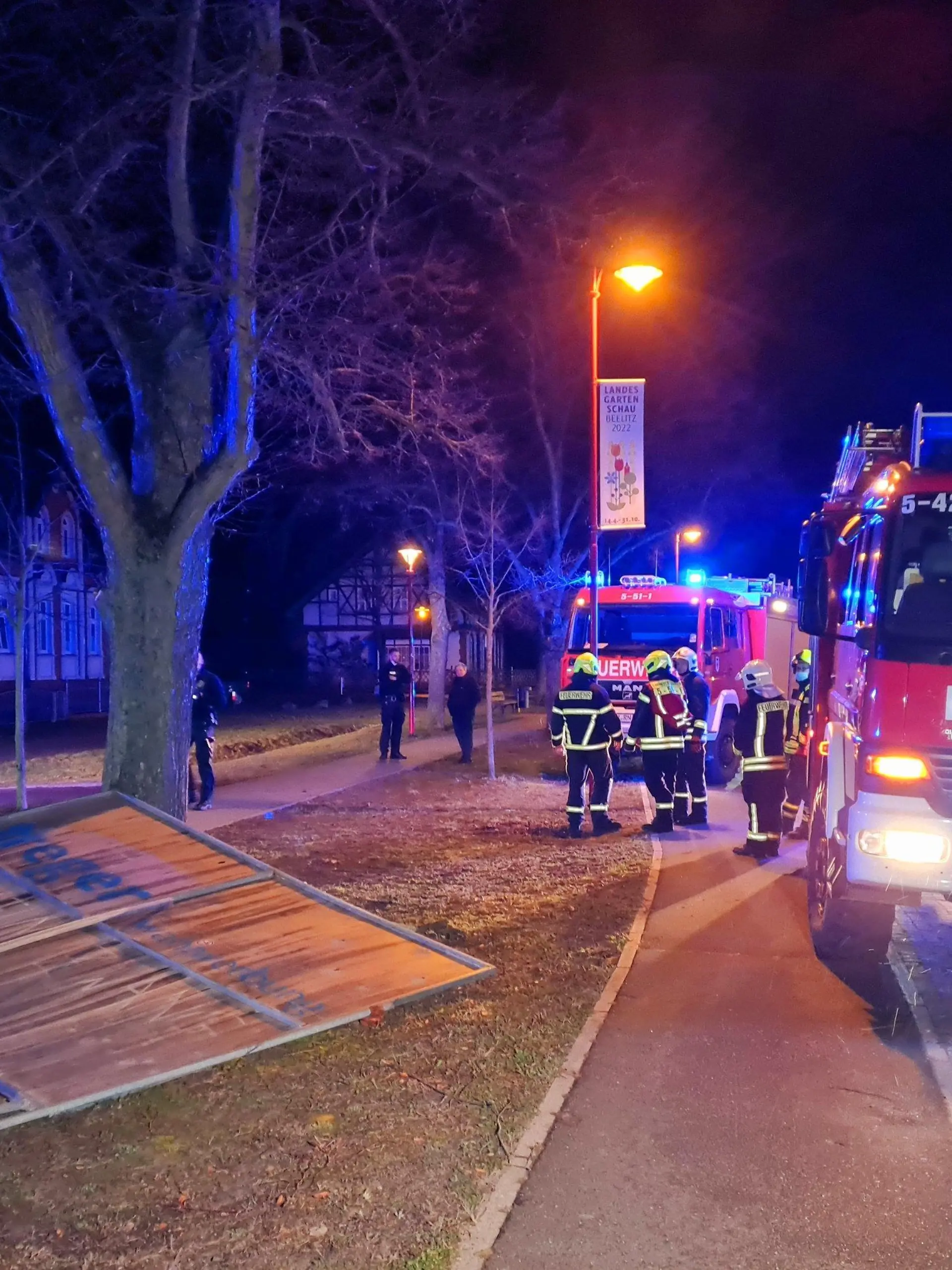 29.01.2022, Beelitz: Feuerwehrleute stehen am Einsatzort, nachdem Sturmtief "Nadia" über die Region gegangen ist. In der Nacht von Samstagabend auf Sonntagmorgen zog das Sturmtief «Nadia» über Brandenburg und Berlin. Foto: Julian Stähle/dpa-Zentralbild/dpa +++ dpa-Bildfunk +++