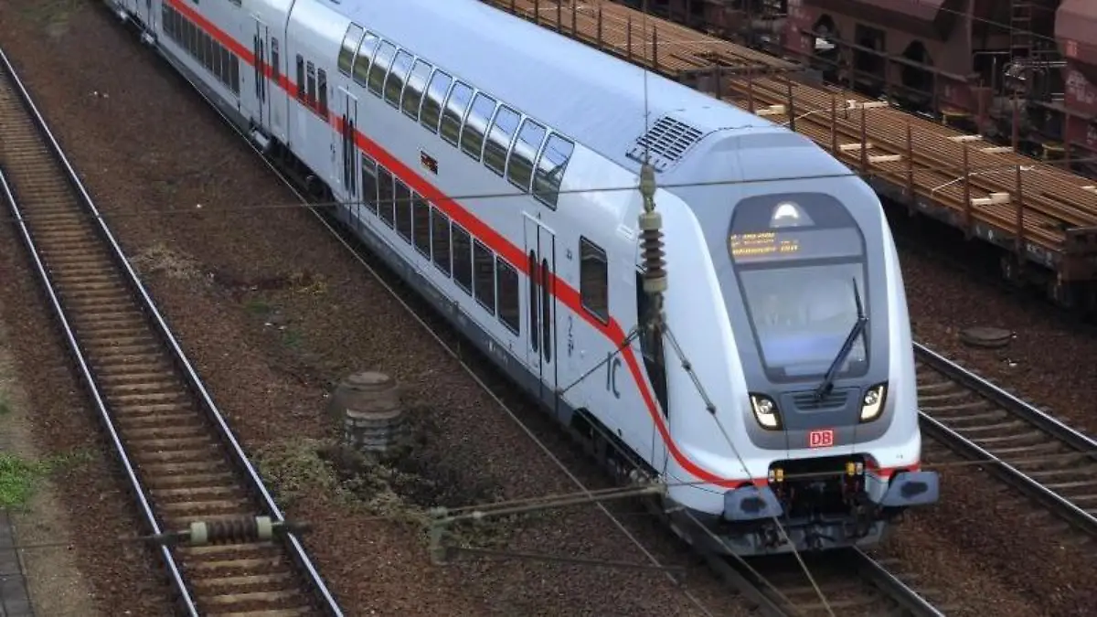 Ein InterCity der zweiten Generation während einer Testfahrt in Magdeburg. Foto: Jens Wolf/Archiv