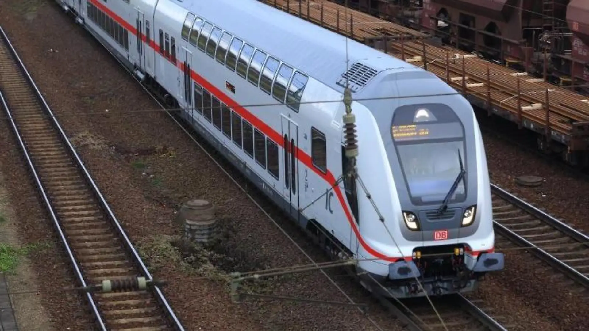 Ein InterCity der zweiten Generation während einer Testfahrt in Magdeburg. Foto: Jens Wolf/Archiv