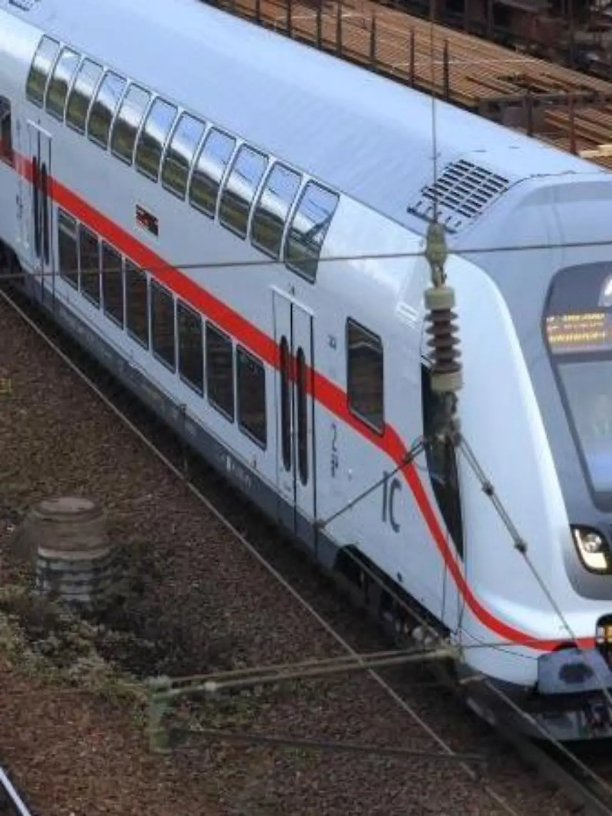 Ein InterCity der zweiten Generation während einer Testfahrt. Foto: Jens Wolf/Illustration