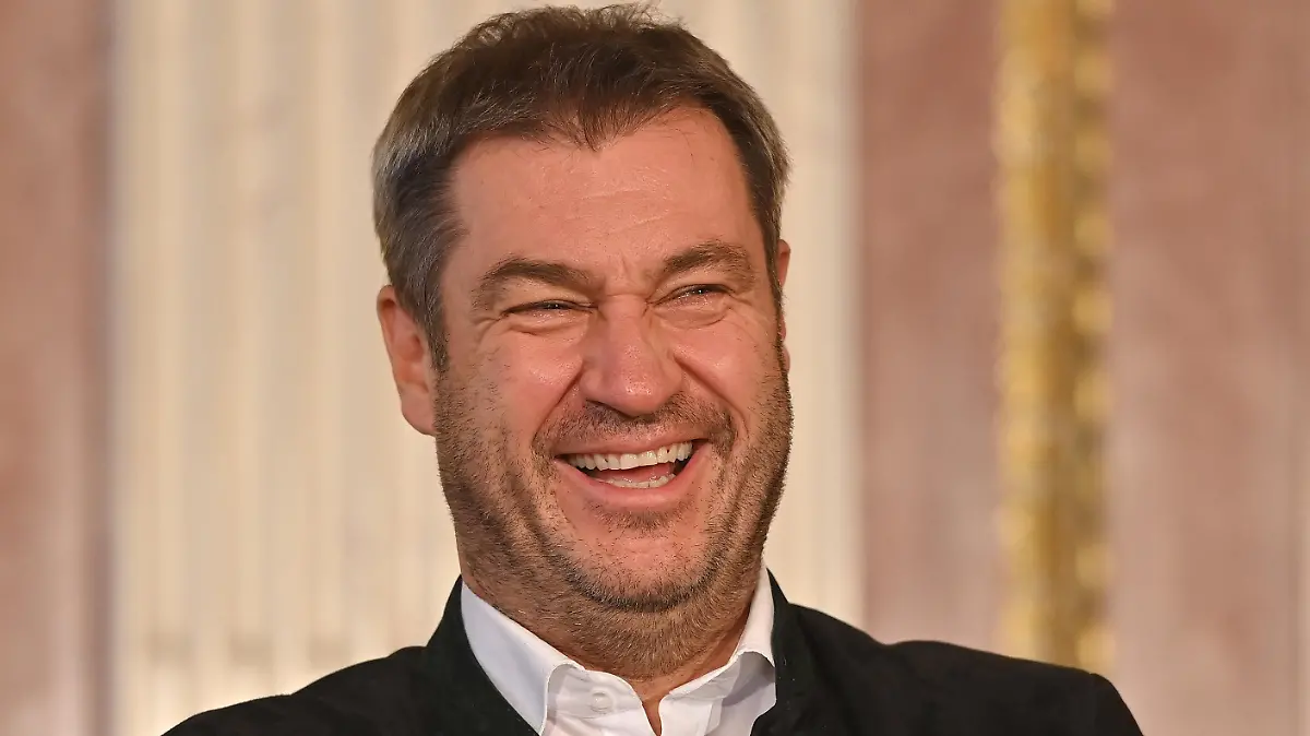 Markus SOEDER (Ministerpraesident Bayern und CSU Vorsitzender),lacht,lachen,lachend, optimistisch,gutgelaunt Einzelbild,angeschnittenes Einzelmotiv, Portraet,Portrait,Porträt. Der Kabarettist Gerhard POLT erhaelt von Markus SOEDER (Ministerpraesident Bayern und CSU Vorsitzender) den Bayerischen Verdienstorden und die Verleihungsurkunde. Verleihung Bayerischer Verdienstorden im Prinz Carl Palais in Muenchen am 18.10.2021.
