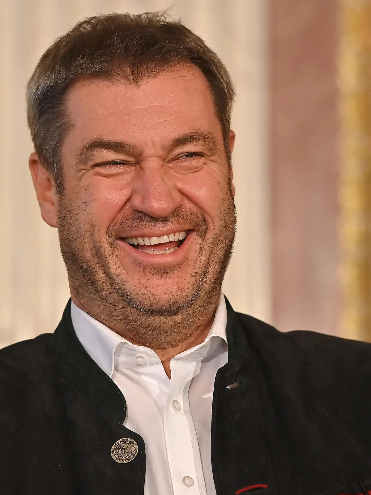 Markus SOEDER (Ministerpraesident Bayern und CSU Vorsitzender),lacht,lachen,lachend, optimistisch,gutgelaunt Einzelbild,angeschnittenes Einzelmotiv, Portraet,Portrait,Porträt. Der Kabarettist Gerhard POLT erhaelt von Markus SOEDER (Ministerpraesident Bayern und CSU Vorsitzender) den Bayerischen Verdienstorden und die Verleihungsurkunde. Verleihung Bayerischer Verdienstorden im Prinz Carl Palais in Muenchen am 18.10.2021.