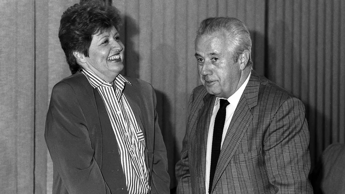 Bildnummer: 52329530  Datum: 12.06.1988  Copyright: imago/bonn-sequenz
Monika Wulf-Mathies (Deutschland/SPD) neben Hermann Rapp (Deutschland/SPD), Personen , optimistisch , Freude; 1988, sw, Politiker, Politikerin, Politik; , quer, Kbneg, Gruppenbild, close, Parteien, Politik, Randbild, People o0 BRD, BR