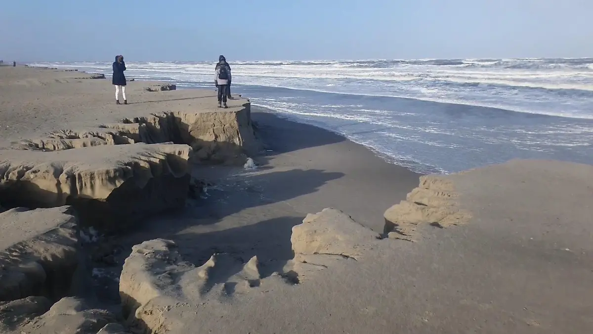 Strand-Abbruchkante auf Langeoog nach Sturmtief Nadia
