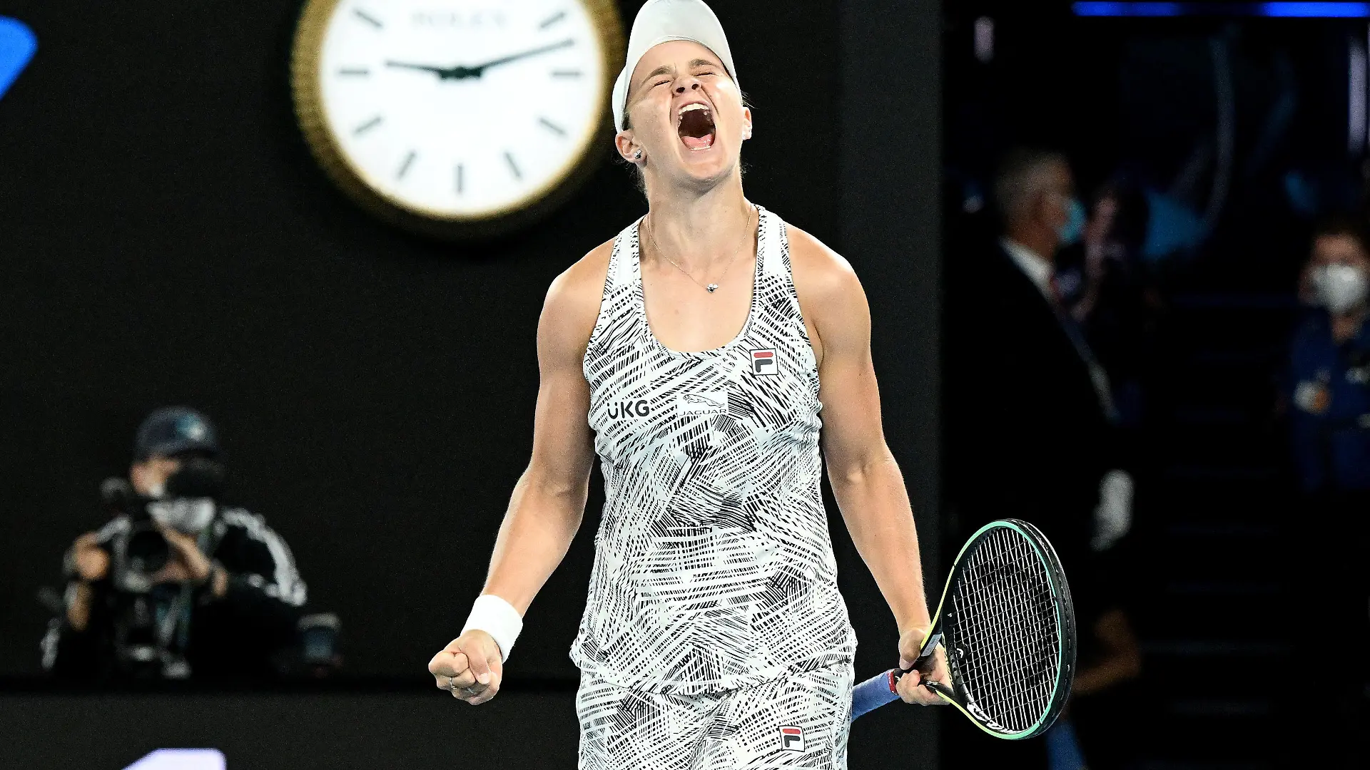 29.01.2022, Australien, Melbourne: Tennis: Grand Slam - Australian Open, Einzel, Damen, Finale, Barty (Australien) - Collins (USA): Ashleigh Barty feiert ihren Sieg. Foto: Dave Hunt/AAP/dpa +++ dpa-Bildfunk +++