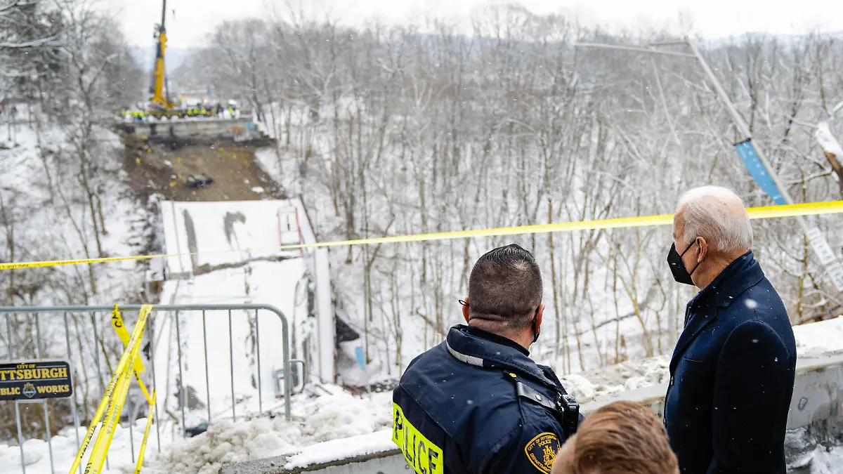 January 28, 2022, Pittsburgh, Pennsylvania, USA: President JOE BIDEN speaks to reporters and first responders as he visits the site of the the Fern Hollow bridge collapse in Pittsburgh s East End. The bridge collapsed sending multiple vehicles and a bus into a park below, ten people were injured. Biden was on a trip to Pittsburgh to tout the recently passed $1.2 trillion infrastructure bill. Pittsburgh USA - ZUMA 20220128_new_z03_040 Copyright: xWhitexHousex