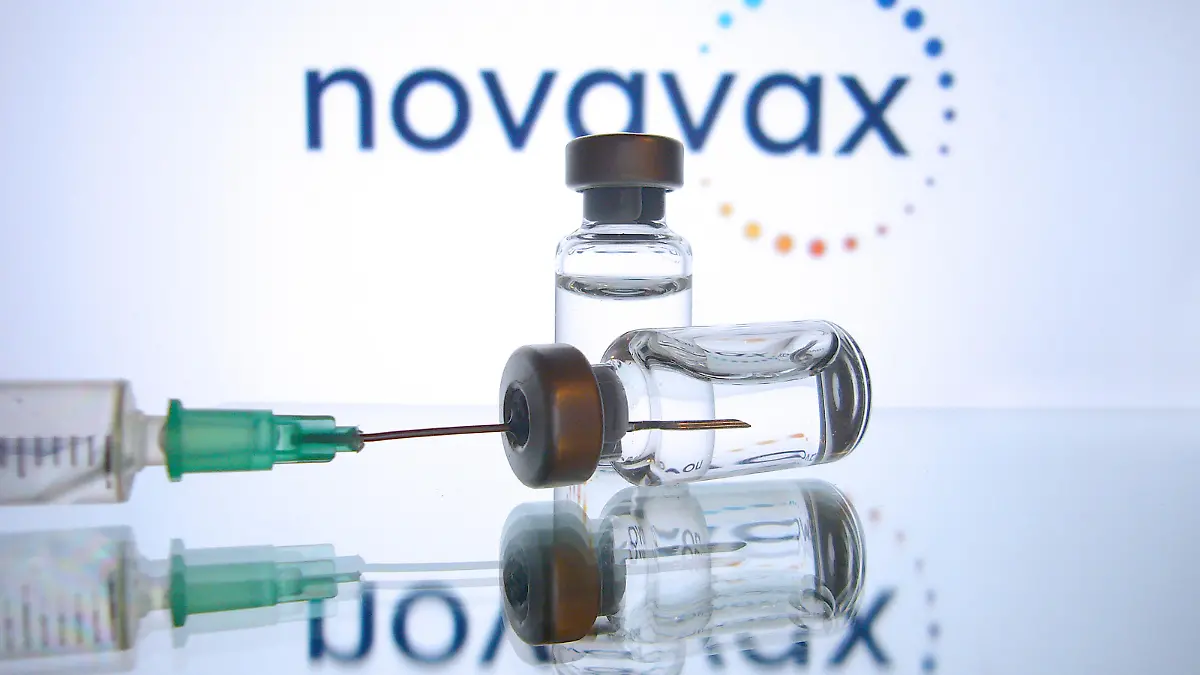 Themenbild-novavax Tot Impfstoff. Novavax kuendigt Einreichung eines Antrags auf biologische Zulassung in Suedkorea für NVX-CoV2373 an. Abgetoetete Coronaviren - Neuer Totimpfstoff von Valneva gegen Corona soll besser wirken als andere Impfstoffe. Impfdosen mit Impfstoff zur Injektion mit einer Kanuele.Close Up.Sachaufnahme. ¬