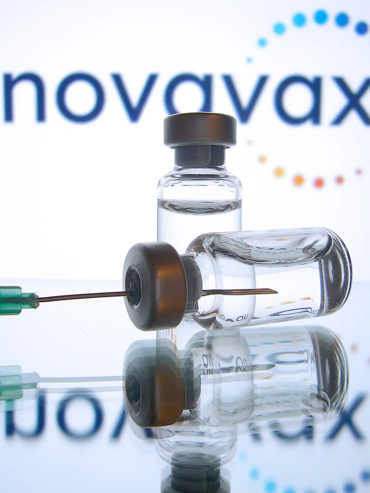 Themenbild-novavax Tot Impfstoff. Novavax kuendigt Einreichung eines Antrags auf biologische Zulassung in Suedkorea für NVX-CoV2373 an. Abgetoetete Coronaviren - Neuer Totimpfstoff von Valneva gegen Corona soll besser wirken als andere Impfstoffe. Impfdosen mit Impfstoff zur Injektion mit einer Kanuele.Close Up.Sachaufnahme. ¬