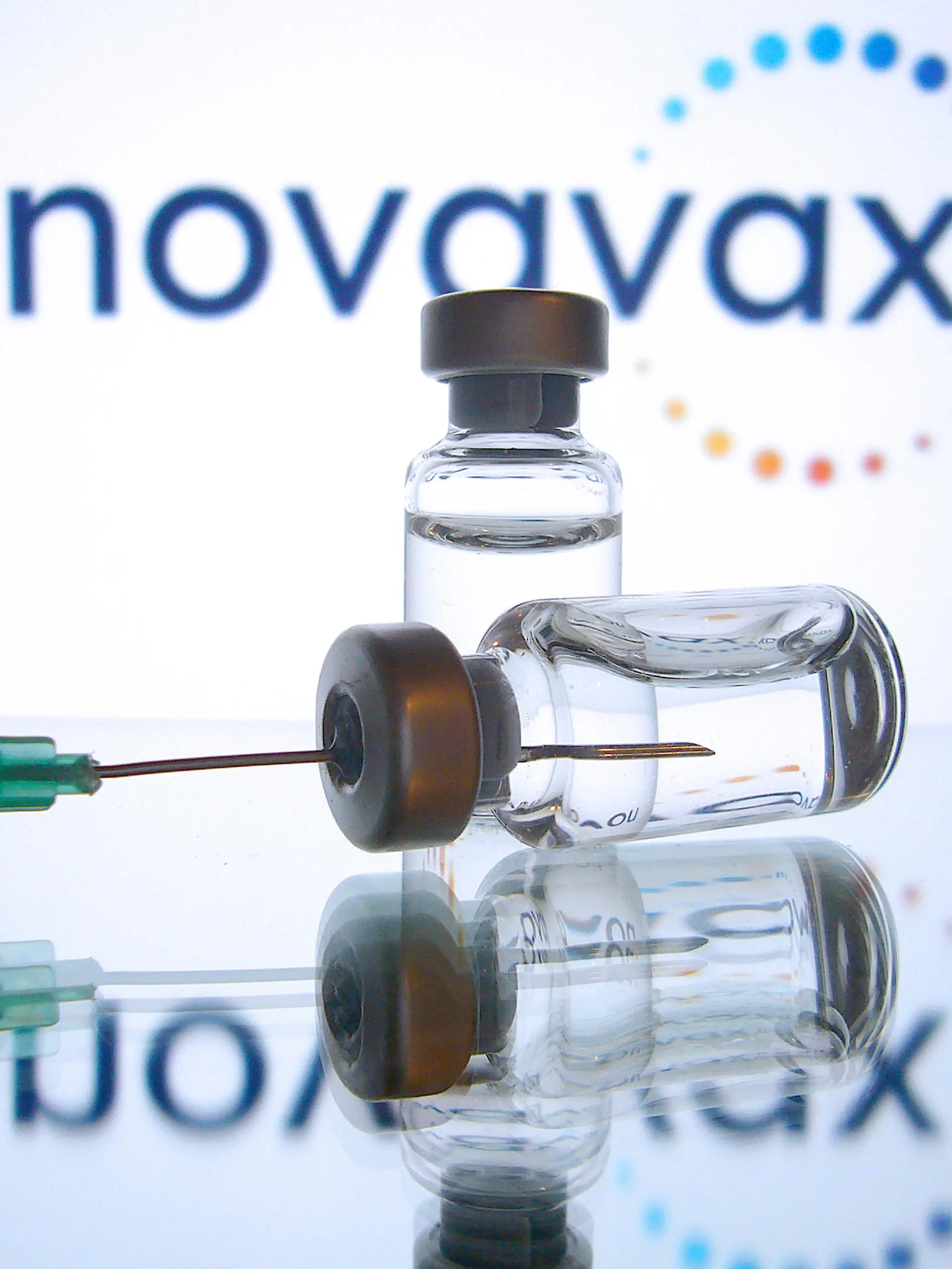 Themenbild-novavax Tot Impfstoff. Novavax kuendigt Einreichung eines Antrags auf biologische Zulassung in Suedkorea für NVX-CoV2373 an. Abgetoetete Coronaviren - Neuer Totimpfstoff von Valneva gegen Corona soll besser wirken als andere Impfstoffe. Impfdosen mit Impfstoff zur Injektion mit einer Kanuele.Close Up.Sachaufnahme. ¬