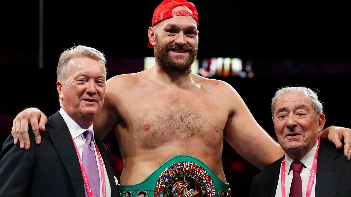 FILE PHOTO: Boxing - Tyson Fury v Deontay Wilder - WBC Heavyweight Title - T-Mobile Arena, Las Vegas, Nevada, U.S. - October 9, 2021 Tyson Fury poses for a photograph with promoters Frank Warren and Bob Arum during a press conference after winning the fight against Deontay Wilder REUTERS/Steve Marcus/File Photo