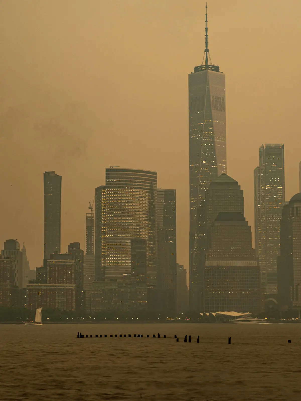June 6, 2023, New York City, NY, New York, USA: NEW YORK New York City, NY, NEW YORK- June 6: An orange haze covers New York City as smoke from multiple fires in Canada moves south in New York City, New York, United States. New York City, NY USA - ZUMAp175 1030740882st Copyright: xMattxDaviesx
