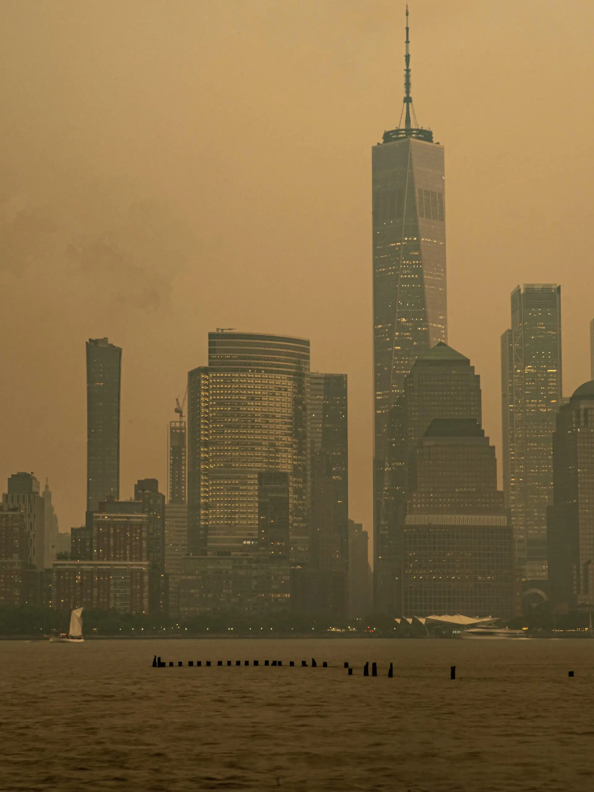 June 6, 2023, New York City, NY, New York, USA: NEW YORK New York City, NY, NEW YORK- June 6: An orange haze covers New York City as smoke from multiple fires in Canada moves south in New York City, New York, United States. New York City, NY USA - ZUMAp175 1030740882st Copyright: xMattxDaviesx