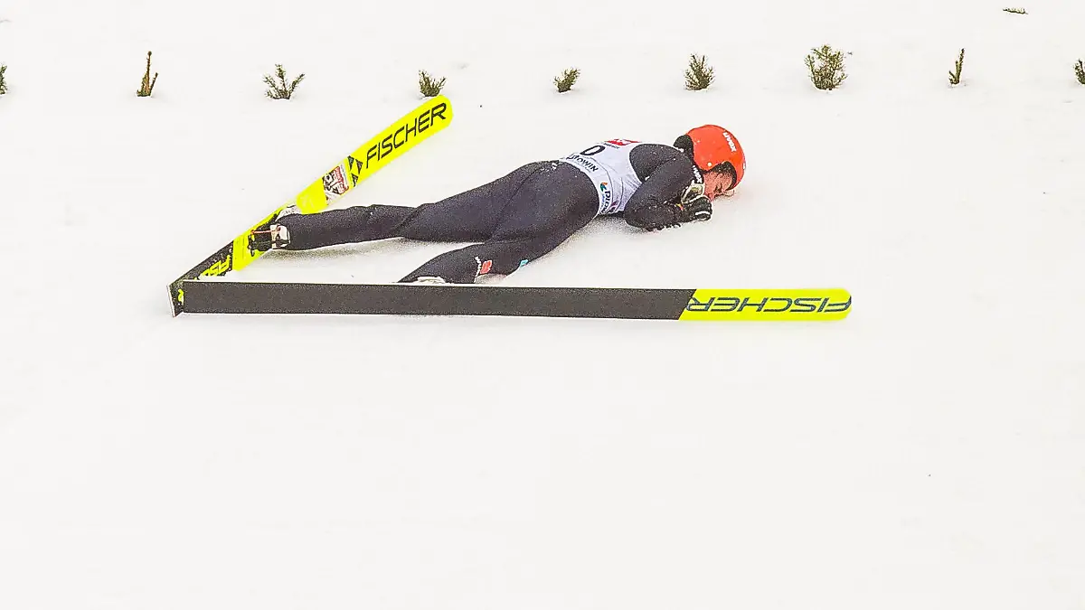  Selina Freitag Deutschland wird nach ihrem Sturz betreut, Women Large Hill Individual, Weltcup Skispringen Frauen Mühlenkopfschanze, 29. Januar 2022, Willingen Upland / Hessen / Deutschland, Nutzungshinweis: EIBNER-PRESSEFOTO Tel: 0172 837 4655 Weltcup Skispringen Willingen / Deutschland am 29. Januar 2022 Willingen Upland Copyright: xSocher/xEibner-Pressefotox EP_kso