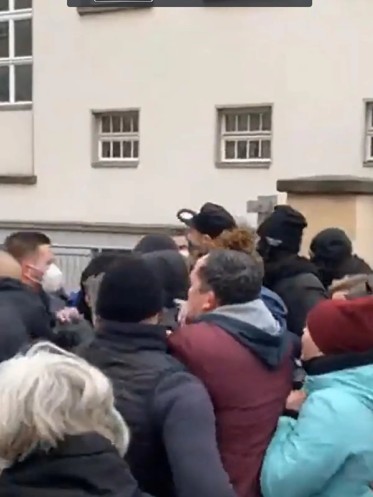 Querdenker stürmen aufs Geländer der Uniklinik.