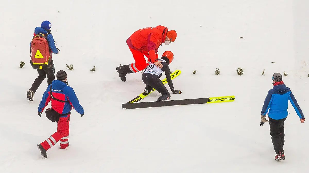  Selina Freitag Deutschland wird nach ihrem Sturz betreut, Women Large Hill Individual, Weltcup Skispringen Frauen Mühlenkopfschanze, 29. Januar 2022, Willingen Upland / Hessen / Deutschland, Nutzungshinweis: EIBNER-PRESSEFOTO Tel: 0172 837 4655 Weltcup Skispringen Willingen / Deutschland am 29. Januar 2022 Willingen Upland Copyright: xSocher/xEibner-Pressefotox EP_kso