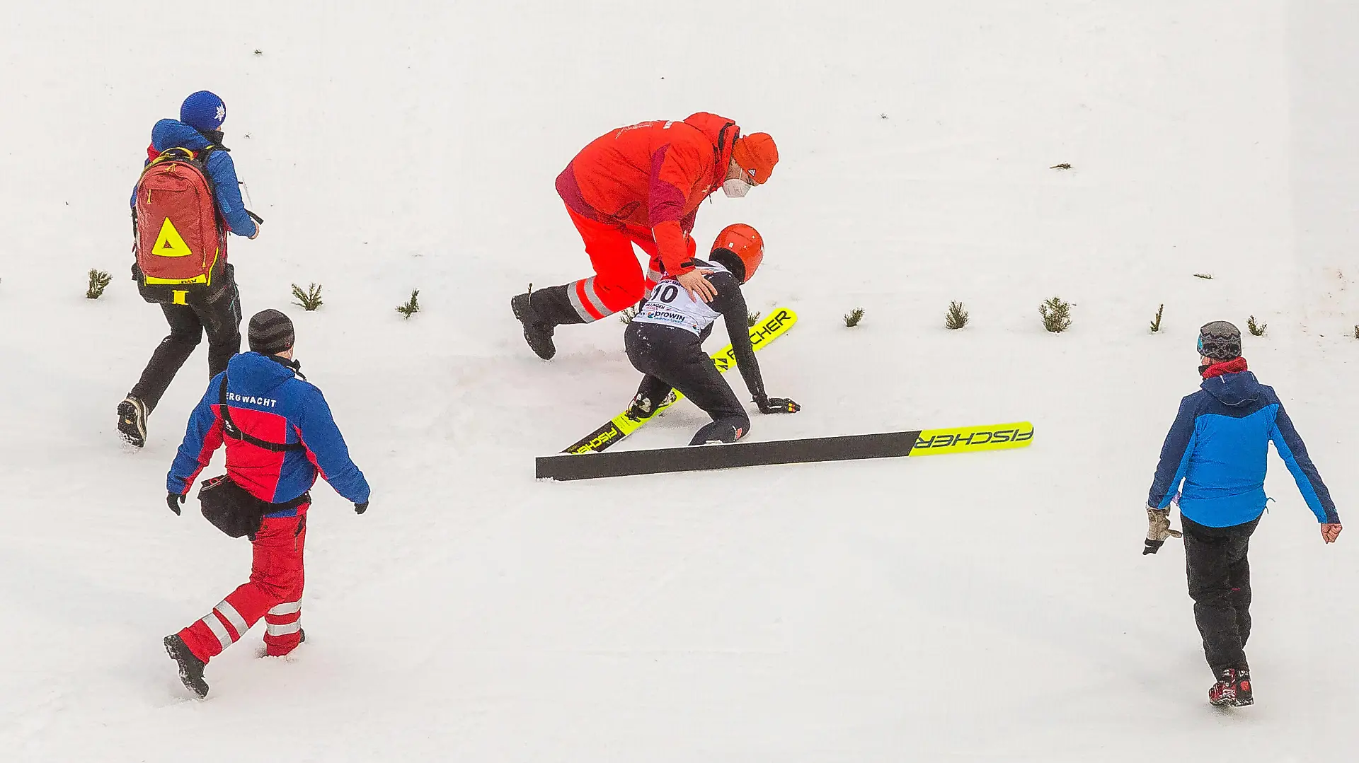 Selina Freitag Deutschland wird nach ihrem Sturz betreut, Women Large Hill Individual, Weltcup Skispringen Frauen Mühlenkopfschanze, 29. Januar 2022, Willingen Upland / Hessen / Deutschland, Nutzungshinweis: EIBNER-PRESSEFOTO Tel: 0172 837 4655 Weltcup Skispringen Willingen / Deutschland am 29. Januar 2022 Willingen Upland Copyright: xSocher/xEibner-Pressefotox EP_kso