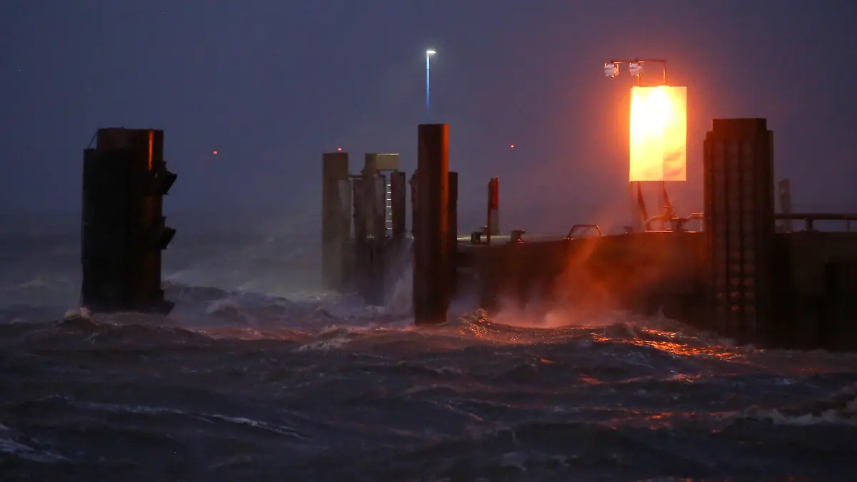 dpatopbilder - 29.01.2022, Schleswig-Holstein, Dagebüll: Ein Positionslicht ist bei Sturm und Einbruch der Dunkelheit am Fähranleger zu sehen. Der Deutsche Wetterdienst DWD warnte vor Sturm am Wochenende durch das Sturmtief «Nadia». Foto: Bodo Marks//dpa +++ dpa-Bildfunk +++