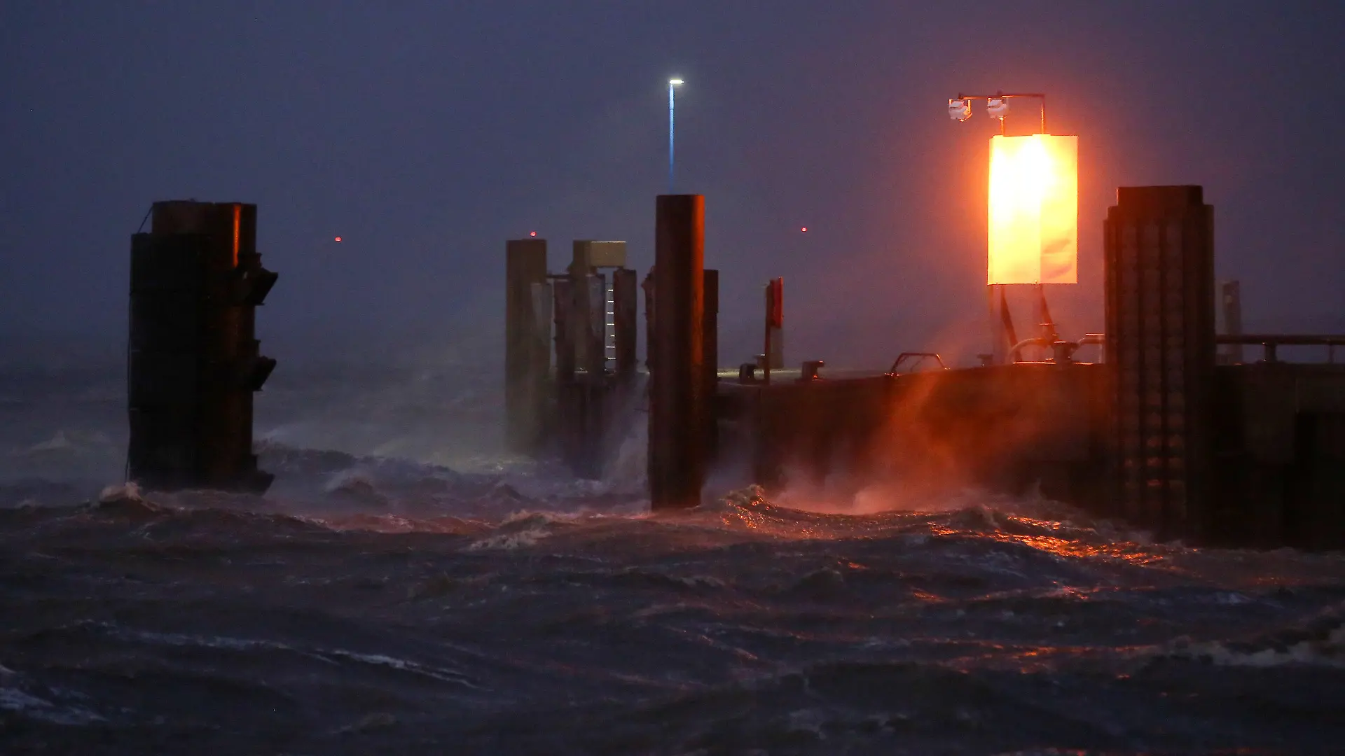 dpatopbilder - 29.01.2022, Schleswig-Holstein, Dagebüll: Ein Positionslicht ist bei Sturm und Einbruch der Dunkelheit am Fähranleger zu sehen. Der Deutsche Wetterdienst DWD warnte vor Sturm am Wochenende durch das Sturmtief «Nadia». Foto: Bodo Marks//dpa +++ dpa-Bildfunk +++
