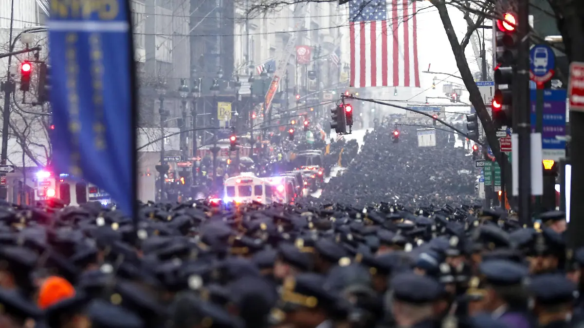  Thousands of police officers stand on Fifth Avenue as a huge funeral precession with the casket of fallen NYPD Officer Jason Rivera moves downtown after funeral services at St. Patrick s Cathedral in New York City on Friday, January 28, 2022. Officer Rivera was gunned down along with NYPD partner Wilbert Mora in an ambush on a domestic violence call at a Harlem apartment Friday. PUBLICATIONxINxGERxSUIxAUTxHUNxONLY NYP20220128123 JohnxAngelillo