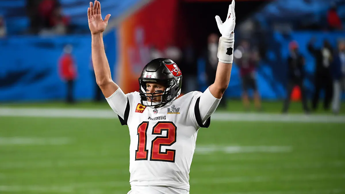  Tampa Bay Buccaneers quarterback Tom Brady signals for a touchdown as they play the Kansas City Chiefs in Super Bowl LV, at Raymond James Stadium in Tampa, Florida on Sunday, February 7, 2021. The Buccaneers defeated the Chiefs 31-9 to win Super Bowl 55. PUBLICATIONxINxGERxSUIxAUTxHUNxONLY SBP20210208401 KEVINxDIETSCH