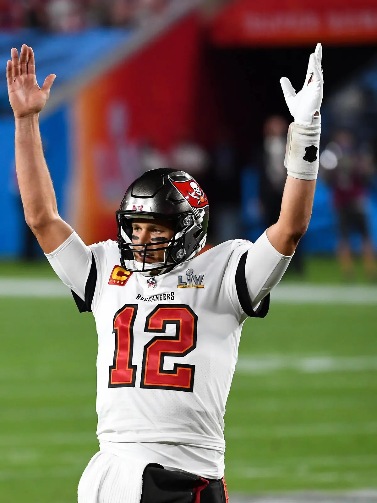  Tampa Bay Buccaneers quarterback Tom Brady signals for a touchdown as they play the Kansas City Chiefs in Super Bowl LV, at Raymond James Stadium in Tampa, Florida on Sunday, February 7, 2021. The Buccaneers defeated the Chiefs 31-9 to win Super Bowl 55. PUBLICATIONxINxGERxSUIxAUTxHUNxONLY SBP20210208401 KEVINxDIETSCH