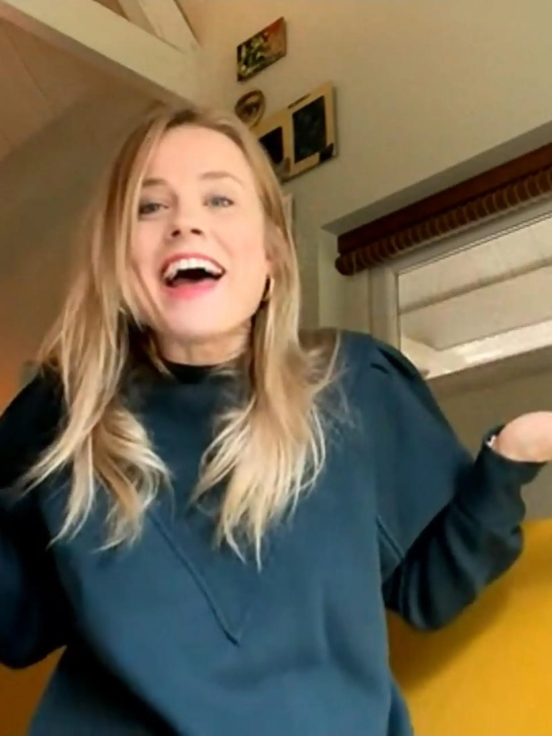 Ilse DeLange verrät, was sie gedacht hat, als sie Fritz mit dem Kloß-Lied gesehen und gehört hat. Außerdem spricht sie über das Märchen von Lina, der Hotelmitarbeiterin, die plötzlich vor der Jury stand.