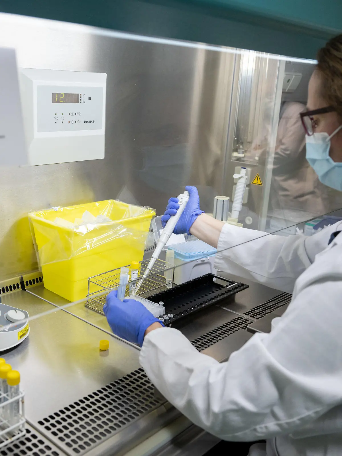 27.01.2021, Baden-Württemberg, Stuttgart: Eine Mitarbeiterin des PCR Testlabors des Robert Bosch Krankenhauses bereitet PCR Tests vor. Foto: Bernd Weißbrod/dpa +++ dpa-Bildfunk +++