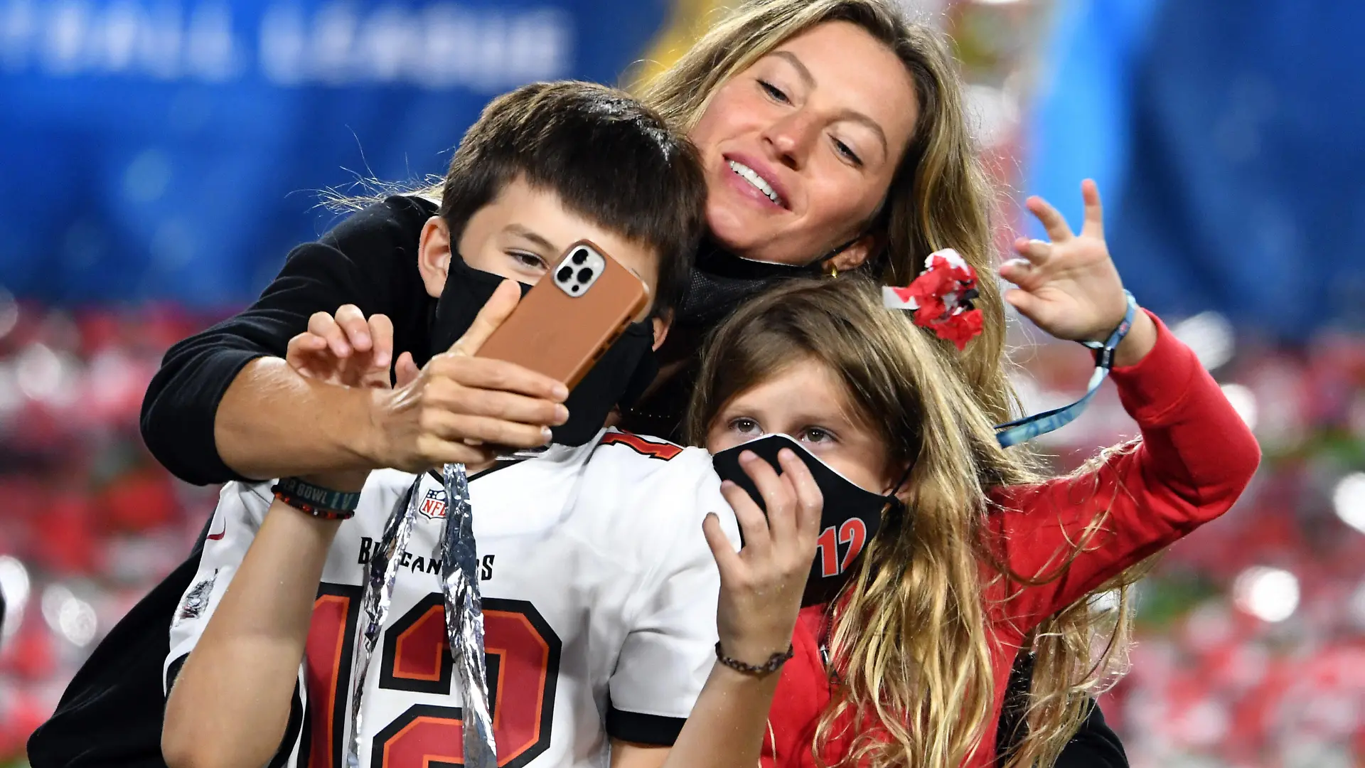 Gisele Bundchen, the wife of Tampa Bay Buccaneers quarterback Tom Brady, takes a selfie photograph with their children Benjamin and Vivian, after the Buccaneers won Super Bowl LV, defeating the Kansas City Chiefs 31-9, at Raymond James Stadium in Tampa, Florida on Sunday, February 7, 2021. PUBLICATIONxINxGERxSUIxAUTxHUNxONLY SBP20210207902 DENISxCOOK