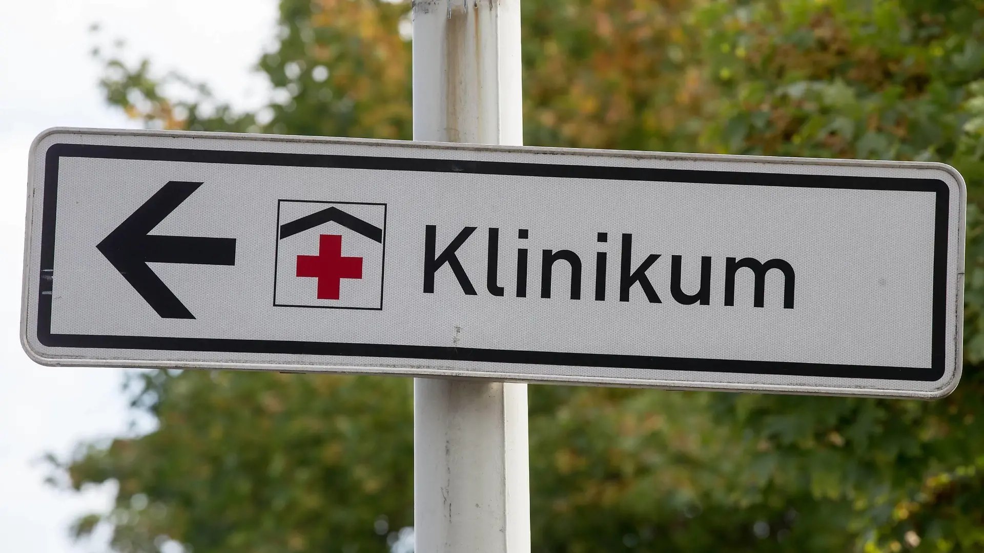Schild Klinikum an einer Straßenlaterne Themenbild, Symbolbild, Klinikum, Krankenhaus, 20.09.18 Solingen NRW Deutschland Birker Straße / Südpark *** Schild Clinic on a street lamp Subject Image Symbolbild Hospital Hospital 20 09 18 Solingen NRW Germany Birker Straße Südpark Copyright: xdnet_cdnx  