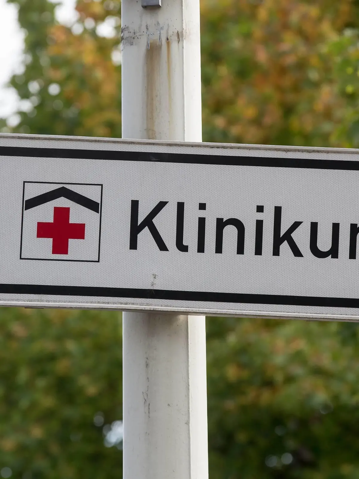 Schild Klinikum an einer Straßenlaterne Themenbild, Symbolbild, Klinikum, Krankenhaus, 20.09.18 Solingen NRW Deutschland Birker Straße / Südpark *** Schild Clinic on a street lamp Subject Image Symbolbild Hospital Hospital 20 09 18 Solingen NRW Germany Birker Straße Südpark Copyright: xdnet_cdnx  