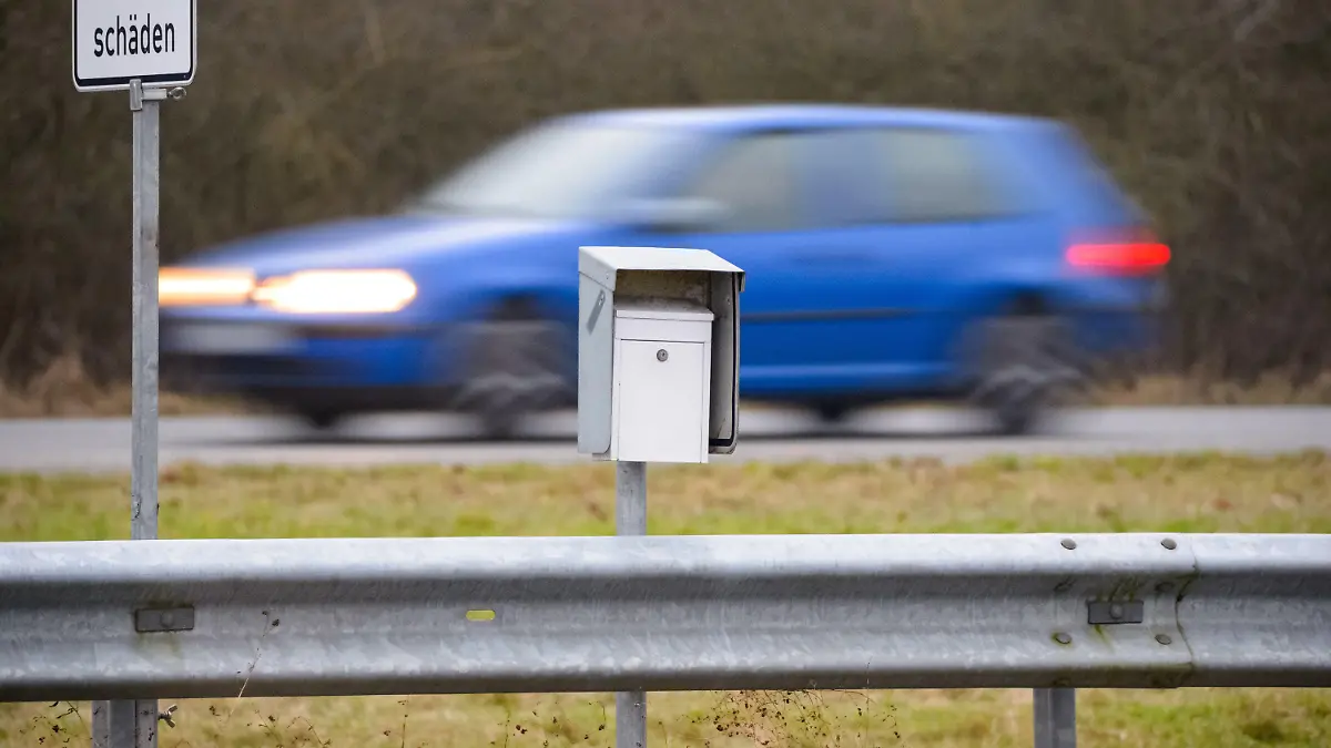 19.01.2022, Schleswig-Holstein, Bad Segeberg: Ein weißer Briefkasten steht zwischen vorbeifahrenden Autos auf dem Mittelstreifen der A20 nahe dem Übergang zur B206. Der Briefkasten gibt Autofahrern Rätsel auf. Welche Post landet in diesem Kasten, fragen sich viele. Des Rätsels Lösung: «Darin werden die Verkehrssicherungsprotokolle deponiert», sagt ein Sprecher der Autobahn GmbH. (zu dpa «Toter Briefkasten» an der Autobahn 20 verwirrt Autofahrer") Foto: Jonas Walzberg/dpa +++ dpa-Bildfunk +++