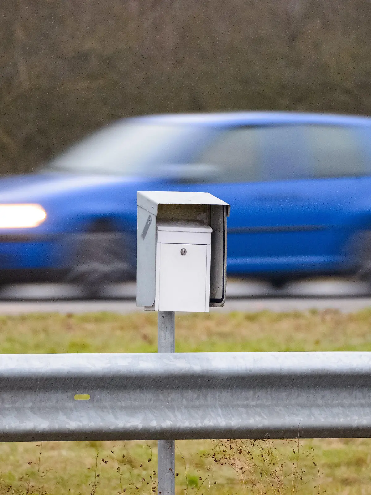 19.01.2022, Schleswig-Holstein, Bad Segeberg: Ein weißer Briefkasten steht zwischen vorbeifahrenden Autos auf dem Mittelstreifen der A20 nahe dem Übergang zur B206. Der Briefkasten gibt Autofahrern Rätsel auf. Welche Post landet in diesem Kasten, fragen sich viele. Des Rätsels Lösung: «Darin werden die Verkehrssicherungsprotokolle deponiert», sagt ein Sprecher der Autobahn GmbH. (zu dpa «Toter Briefkasten» an der Autobahn 20 verwirrt Autofahrer") Foto: Jonas Walzberg/dpa +++ dpa-Bildfunk +++