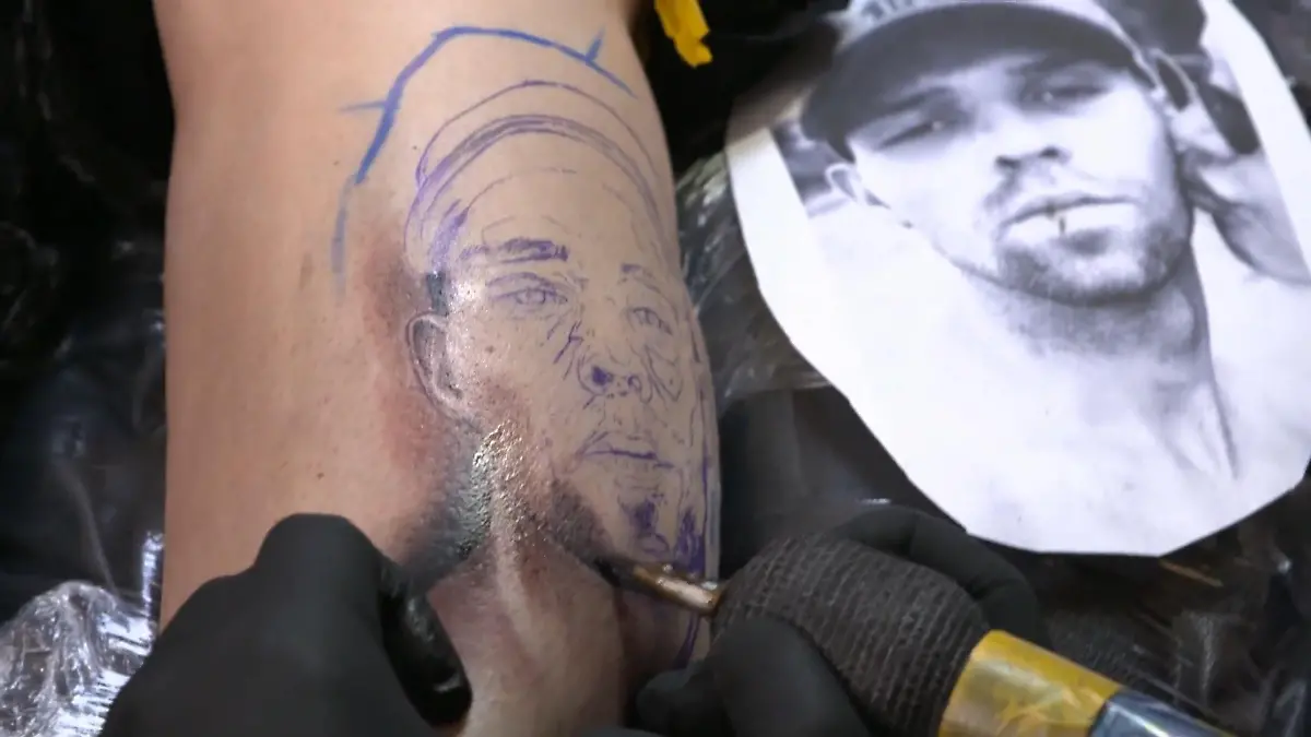 Kate Merlan & Jakubs Liebe geht unter die Haut Pärchen-Tattoo als Eheleute