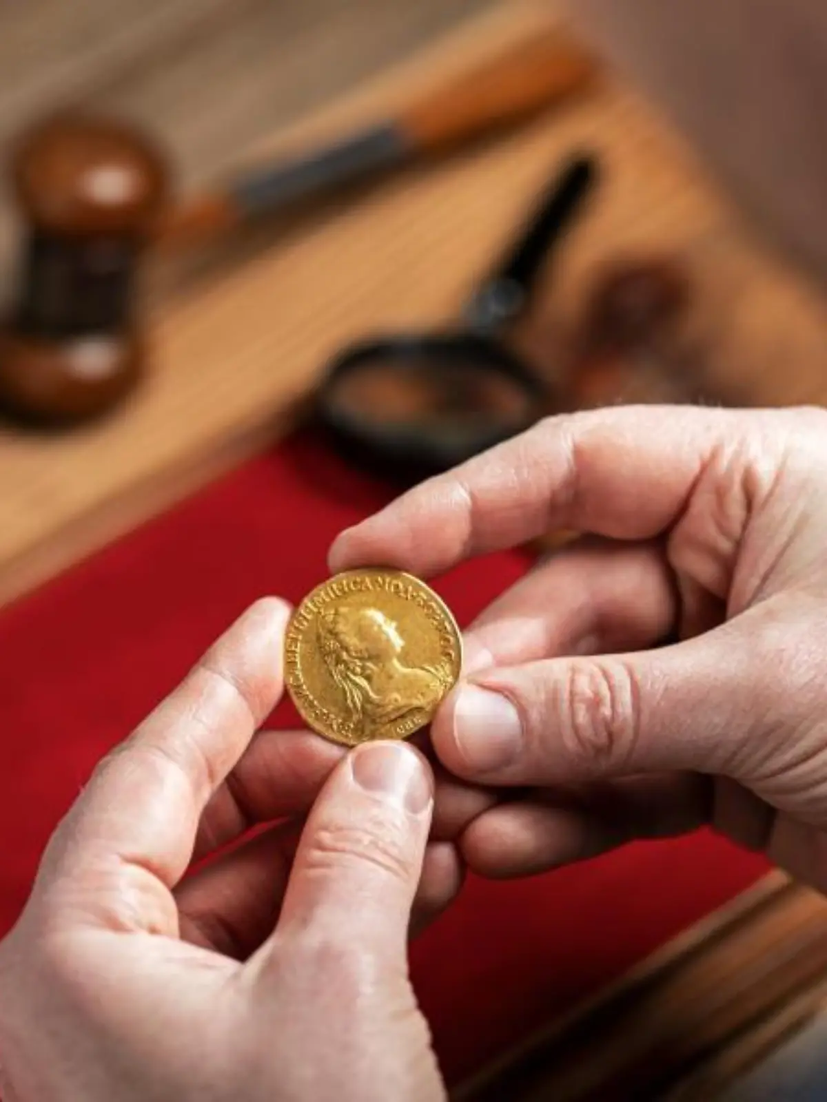 Alte russische Goldmünze für 210 000 Euro versteigert