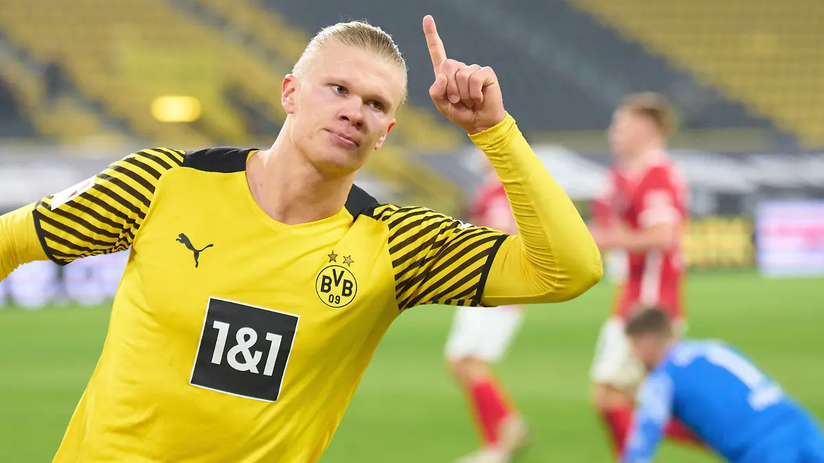  Erling HAALAND, Haland, BVB 9 scores, shoots goal , Tor, Treffer, Torschuss, 4-1, celebrates his goal, happy, laugh, celebration, in the match BORUSSIA DORTMUND - SC FREIBURG 1.German Football League on Jan 14, 2022 in Dortmund, Germany Season 2021/2022, matchday 19, 1.Bundesliga, 19.Spieltag, BVB