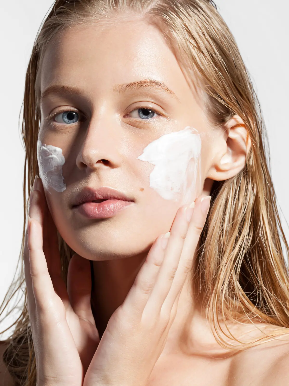 Close-up of a woman does a moisturizer on your face