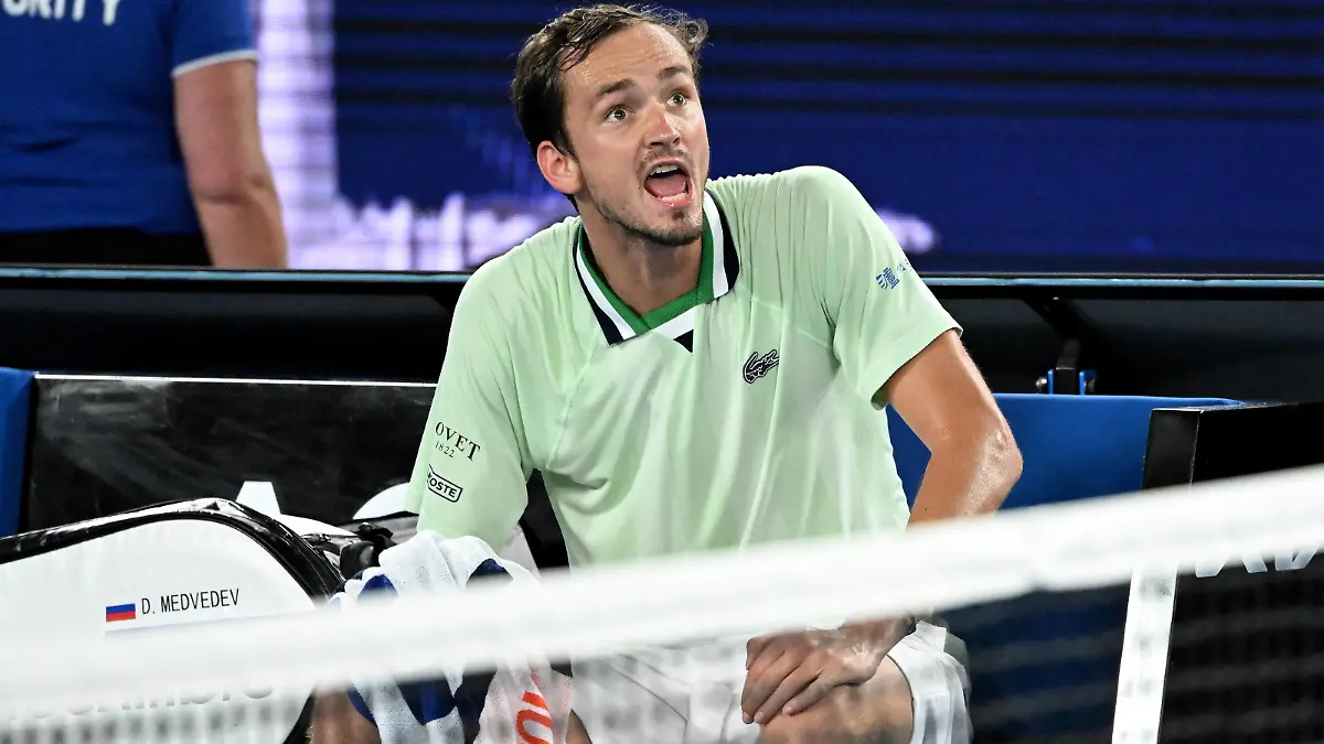 TENNIS AUSTRALIAN OPEN, Daniil Medvedev of Russia remonstrates with the chair umpire during his Mens semifinal match against Stefanos Tsitsipas of Greece on Day 12 of the Australian Open, at Melbourne Park, in Melbourne, Friday, January 28, 2022.  ACHTUNG: NUR REDAKTIONELLE NUTZUNG, KEINE ARCHIVIERUNG UND KEINE BUCHNUTZUNG MELBOURNE VIC AUSTRALIA PUBLICATIONxINxGERxSUIxAUTxONLY Copyright: xDAVExHUNTx 20220128001617820155 