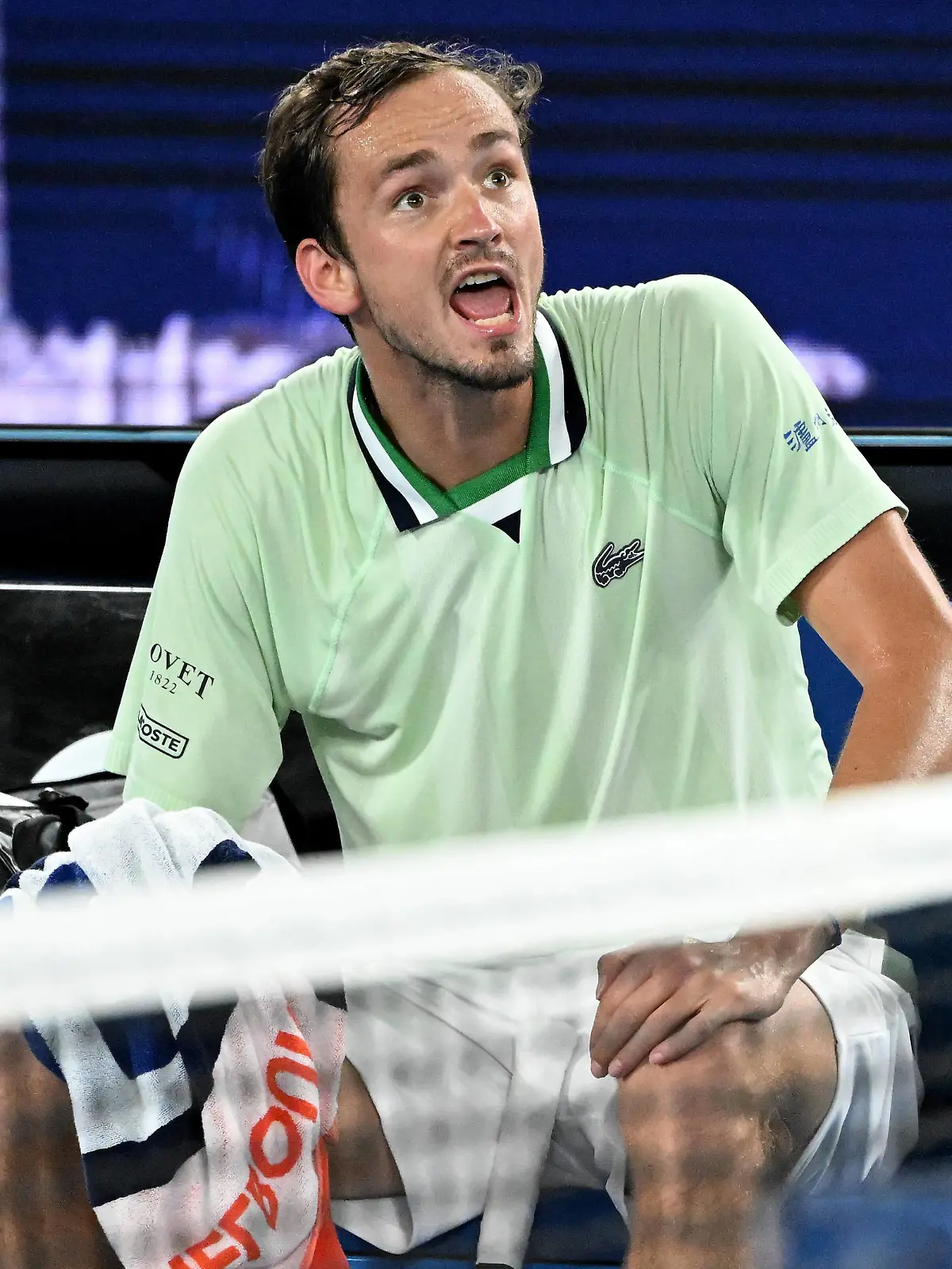 TENNIS AUSTRALIAN OPEN, Daniil Medvedev of Russia remonstrates with the chair umpire during his Mens semifinal match against Stefanos Tsitsipas of Greece on Day 12 of the Australian Open, at Melbourne Park, in Melbourne, Friday, January 28, 2022.  ACHTUNG: NUR REDAKTIONELLE NUTZUNG, KEINE ARCHIVIERUNG UND KEINE BUCHNUTZUNG MELBOURNE VIC AUSTRALIA PUBLICATIONxINxGERxSUIxAUTxONLY Copyright: xDAVExHUNTx 20220128001617820155 