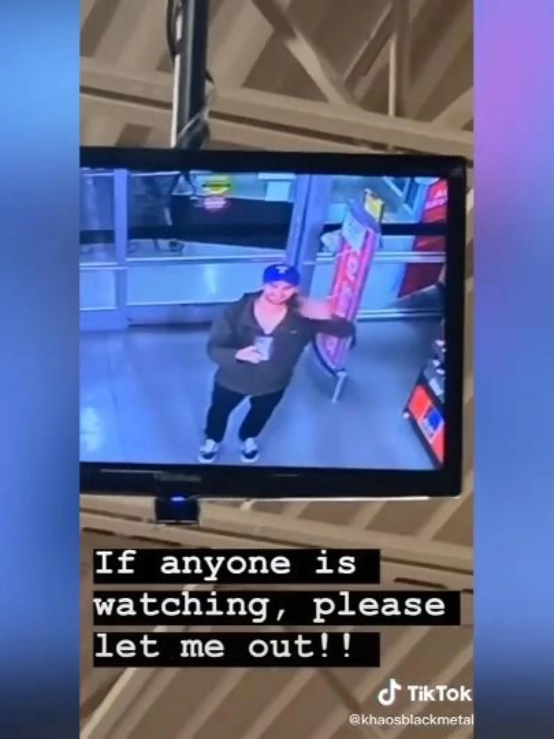 15 Minuten vor Ladenschluss geht plötzlich die Tür des Aldi-Discounters in den USA zu. Der Mitarbeiter hatte vorher Feierabend gemacht und offenbar nicht gemerkt, dass noch ein Kunde im Laden war. Was der Mann aus dem Schlamassel gemacht hat, zeigen wir im Video.