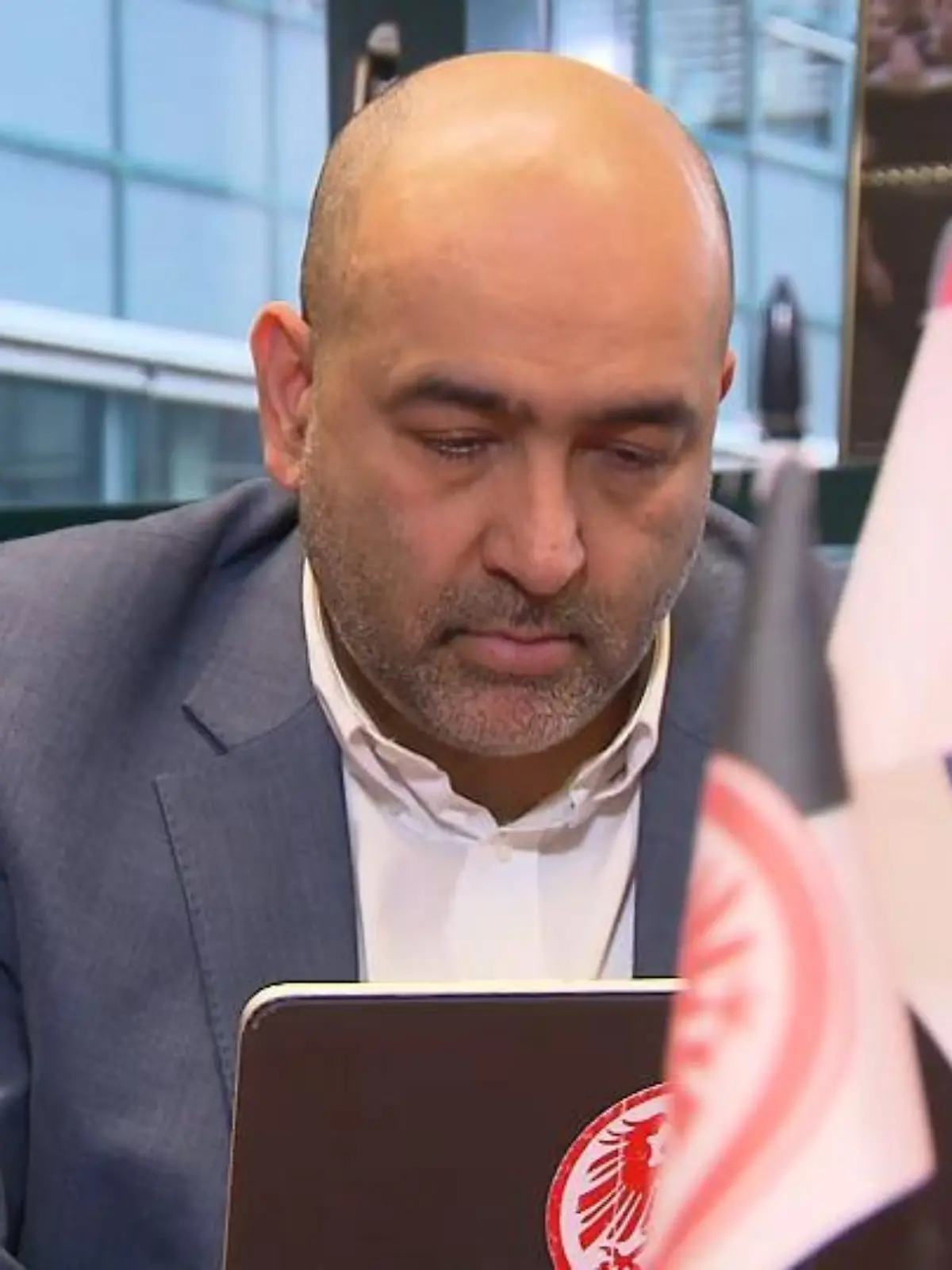 Mit 13 Jahren kam Omid Nouripour aus dem Iran nach Frankfurt. 1996 startet er seine politische Karriere. Nun steht der 46-Jährige vor einer neuen großen Aufgabe. Gemeinsam mit Ricarda Lang möchte er die neue Doppelspitze der Grünen bilden. Seine Chancen stehen gut – doch mit der Wahl allein gibt sich der Frankfurter nicht zufrieden. Er will die Grünen zur führenden Kraft der linken Mitte machen.