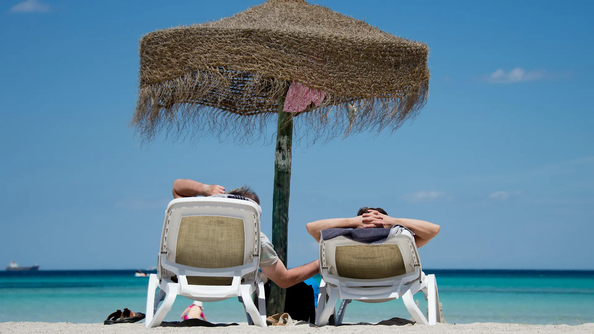ARCHIV - 09.06.2013, Spanien, Muro: Deutsche Urlauber liegen an einem Strand im Norden der Mittelmeerinsel Mallorca. Millionen Bundesbürger sind so arm, dass sie sich keine Urlaubsreise leisten können. Etwa jeder Siebte konnte im vergangenen Jahr nicht einmal eine Woche weg von zuhause bezahlen, wie aus Daten des Europäischen Statistikamts Eurostat hervorgeht. (zu dpa «Jeder Siebte in Deutschland zu arm für eine Urlaubsreise») Foto: Julian Stratenschulte/dpa +++ dpa-Bildfunk +++