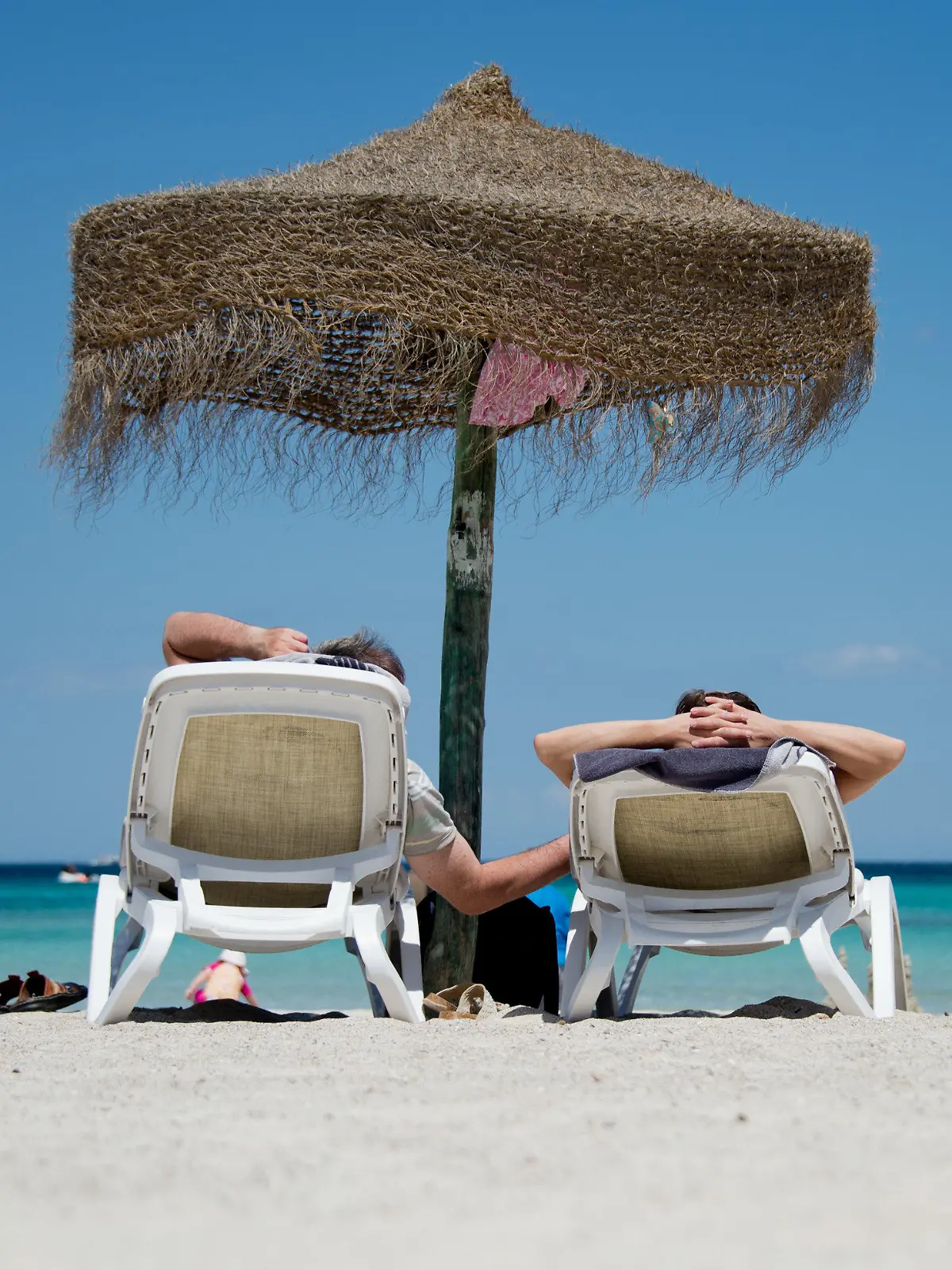 ARCHIV - 09.06.2013, Spanien, Muro: Deutsche Urlauber liegen an einem Strand im Norden der Mittelmeerinsel Mallorca. Millionen Bundesbürger sind so arm, dass sie sich keine Urlaubsreise leisten können. Etwa jeder Siebte konnte im vergangenen Jahr nicht einmal eine Woche weg von zuhause bezahlen, wie aus Daten des Europäischen Statistikamts Eurostat hervorgeht. (zu dpa «Jeder Siebte in Deutschland zu arm für eine Urlaubsreise») Foto: Julian Stratenschulte/dpa +++ dpa-Bildfunk +++