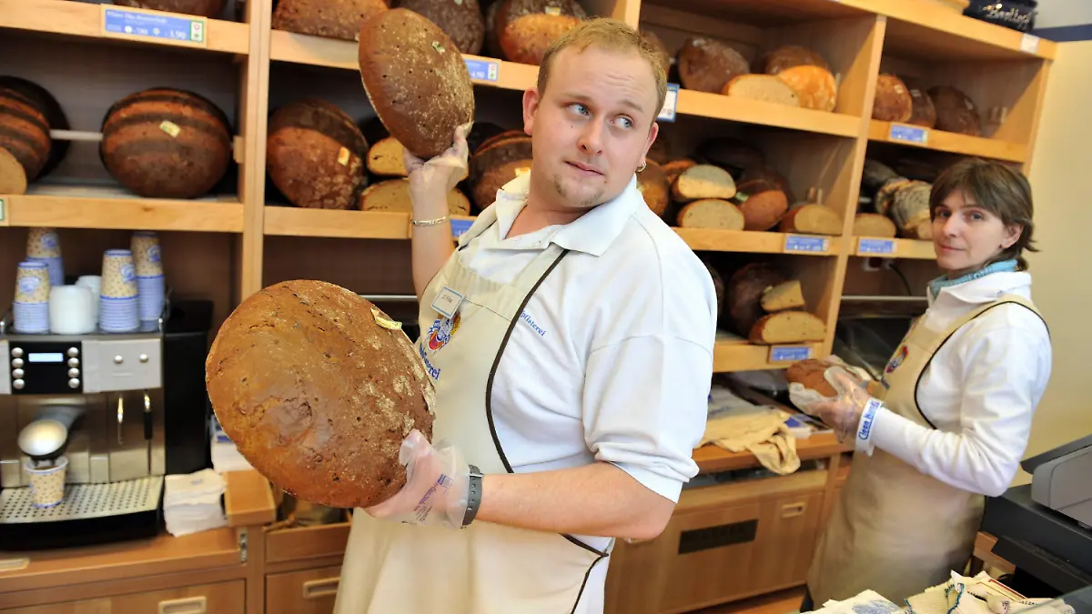 ARCHIV - Warmes, duftendes Brot liegt in den Regalen der neuen Hofpfisterei in der Schloßstrasse im Berliner Stadtteil Steglitz (Archivfoto vom 05.03.2009). Das Bundesverfassungsgericht in Karlsruhe prüft am Dienstag (23.06.2009), ob die insgesamt zehn verkaufsoffenen Sonntage im Land Berlin mit der Religionsfreiheit vereinbar sind. Geklagt haben die katholische und die evangelische Kirche. Foto: Robert Schlesinger dpa/lbn +++(c) dpa - Bildfunk+++