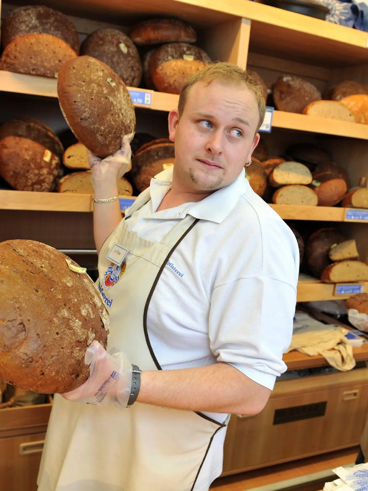 ARCHIV - Warmes, duftendes Brot liegt in den Regalen der neuen Hofpfisterei in der Schloßstrasse im Berliner Stadtteil Steglitz (Archivfoto vom 05.03.2009). Das Bundesverfassungsgericht in Karlsruhe prüft am Dienstag (23.06.2009), ob die insgesamt zehn verkaufsoffenen Sonntage im Land Berlin mit der Religionsfreiheit vereinbar sind. Geklagt haben die katholische und die evangelische Kirche. Foto: Robert Schlesinger dpa/lbn +++(c) dpa - Bildfunk+++