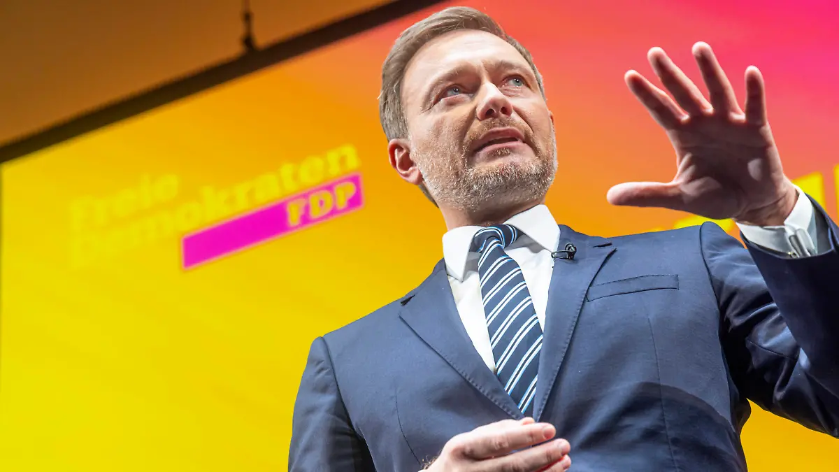  Digitales Dreikönigstreffen der Freien Demokraten 2022 in Stuttgart. Aufgrund der Corona-Pandemie wurde die traditionelle Kundgebung der FDP ohne Besucher live aus dem Opernhaus übertragen. Christian LINDNER MdB. Bundesvorsitzende der FDP und Bundesminister der Finanzen. // Deutschland, Baden-Württemberg, Stuttgart, 06.01.2022. *** Digital Epiphany Meeting of the Free Democrats 2022 in Stuttgart Due to the Corona Pandemic, the traditional rally of the FDP without visitors was broadcast live from the Opera House Christian LINDNER MdB Federal Chairman of the FDP and Federal Minister of Finance Germany, Baden Württemberg, Stuttgart, 06 01 2022