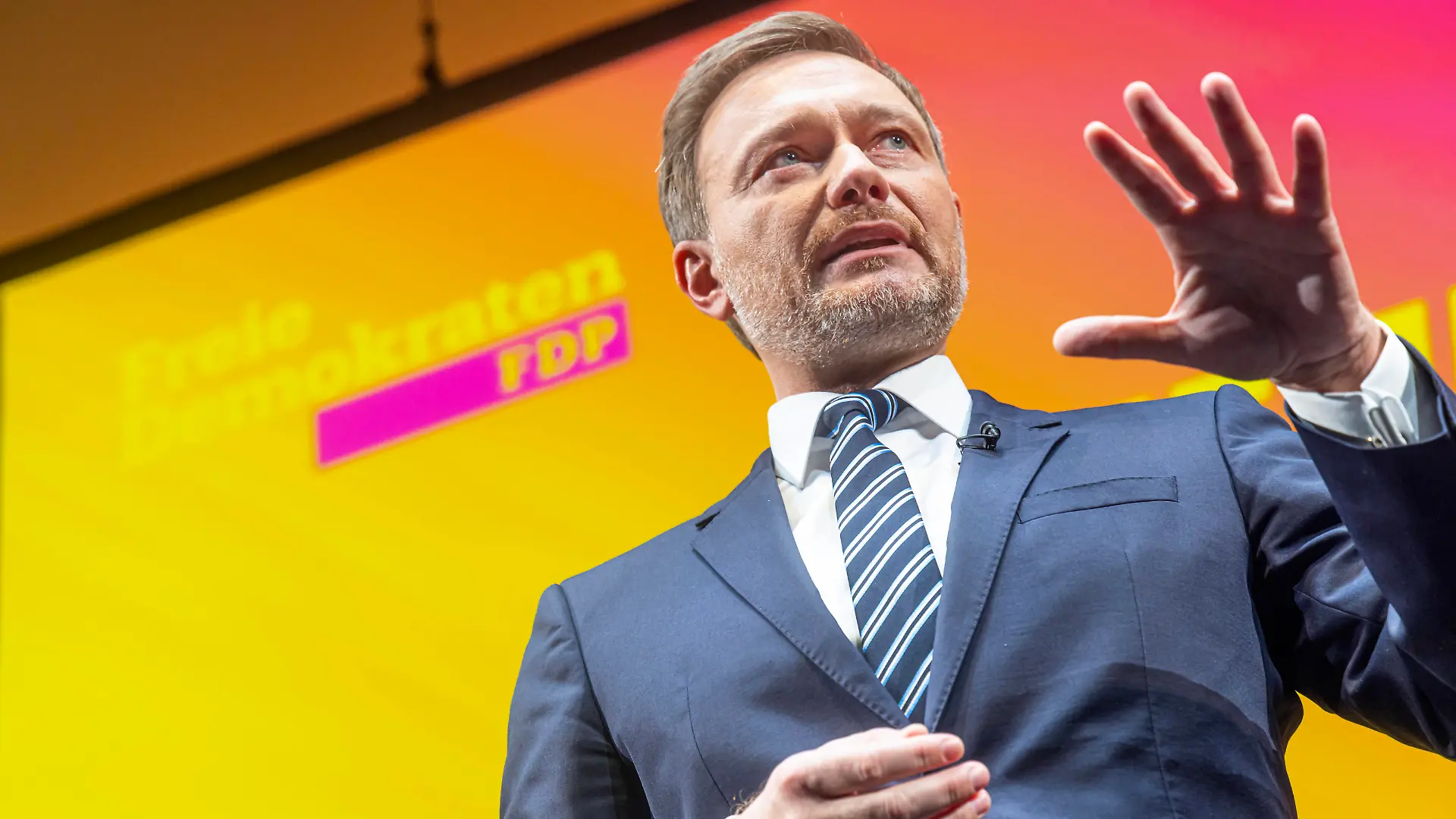 Digitales Dreikönigstreffen der Freien Demokraten 2022 in Stuttgart. Aufgrund der Corona-Pandemie wurde die traditionelle Kundgebung der FDP ohne Besucher live aus dem Opernhaus übertragen. Christian LINDNER MdB. Bundesvorsitzende der FDP und Bundesminister der Finanzen. // Deutschland, Baden-Württemberg, Stuttgart, 06.01.2022. *** Digital Epiphany Meeting of the Free Democrats 2022 in Stuttgart Due to the Corona Pandemic, the traditional rally of the FDP without visitors was broadcast live from the Opera House Christian LINDNER MdB Federal Chairman of the FDP and Federal Minister of Finance Germany, Baden Württemberg, Stuttgart, 06 01 2022
