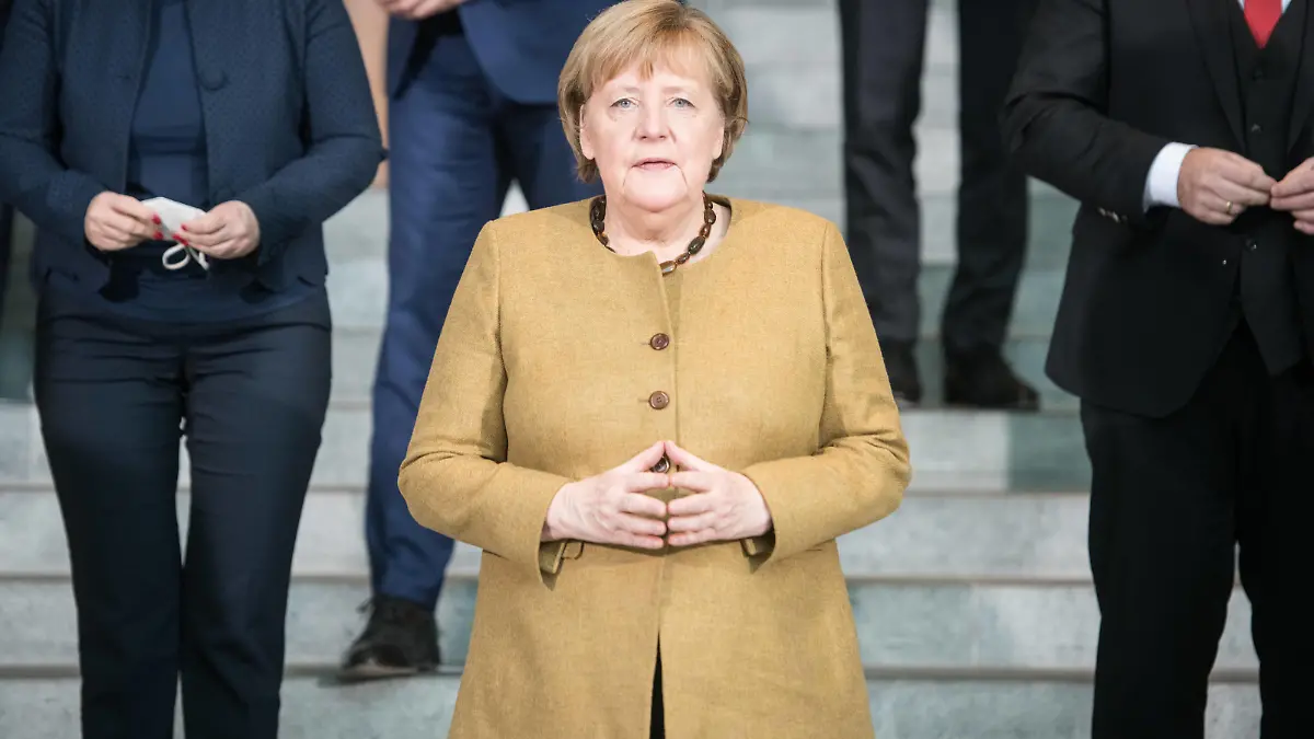 News Bilder des Tages Bundeskanzlerin Angela Merkel CDU bei einem Gruppenfoto am 24. November 2021 nach der Kabinettsitzung der Bundesregierung im Kanzleramt in Berlin teil. Kabinettsitzung der Bundesregierung *** German Chancellor Angela Merkel CDU during a group photo on 24 November 2021 after the cabinet meeting of the German government at the Chancellery in Berlin part cabinet meeting of the German government